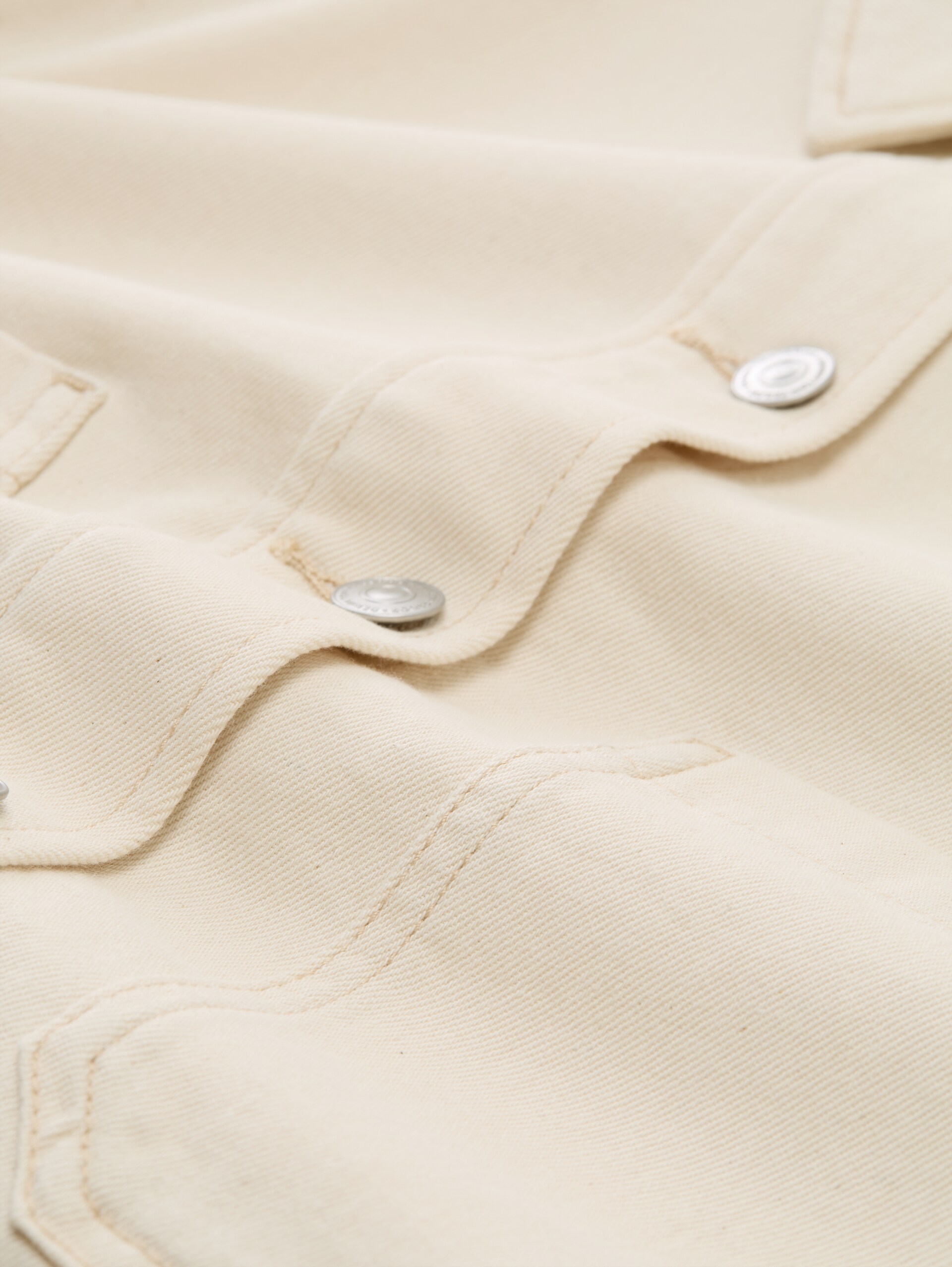 Jeansjacke mit aufgesetzten Taschen - raw offwhite denim - Produkt-Detail-Ansicht