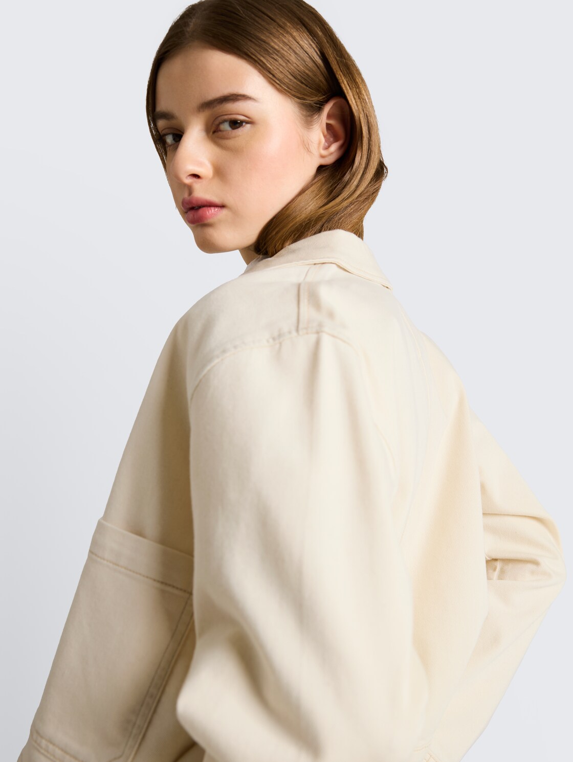 Jeansjacke mit aufgesetzten Taschen - raw offwhite denim - Detail-Model-Ansicht
