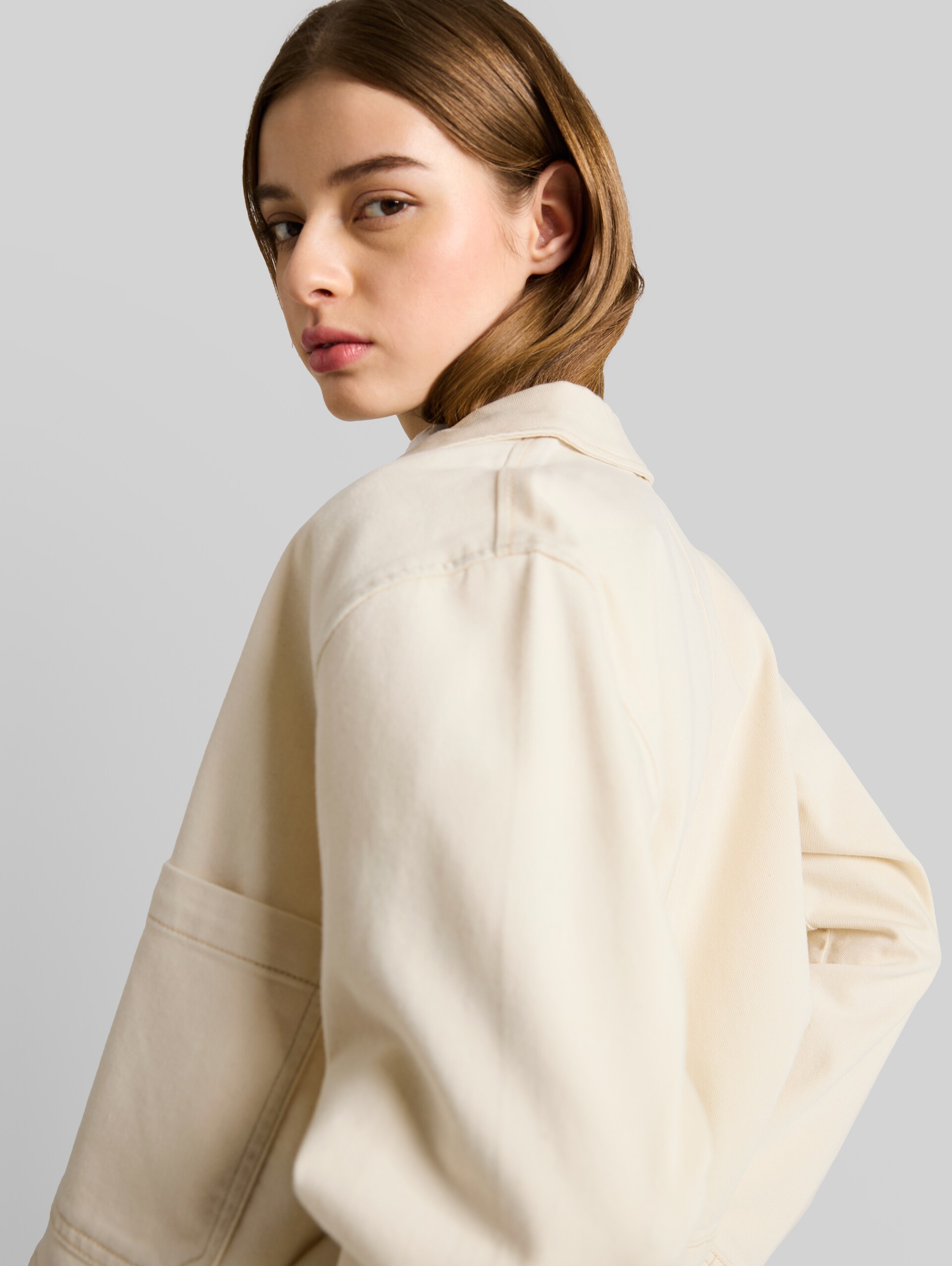 Jeansjacke mit aufgesetzten Taschen - raw offwhite denim - Detail-Model-Ansicht