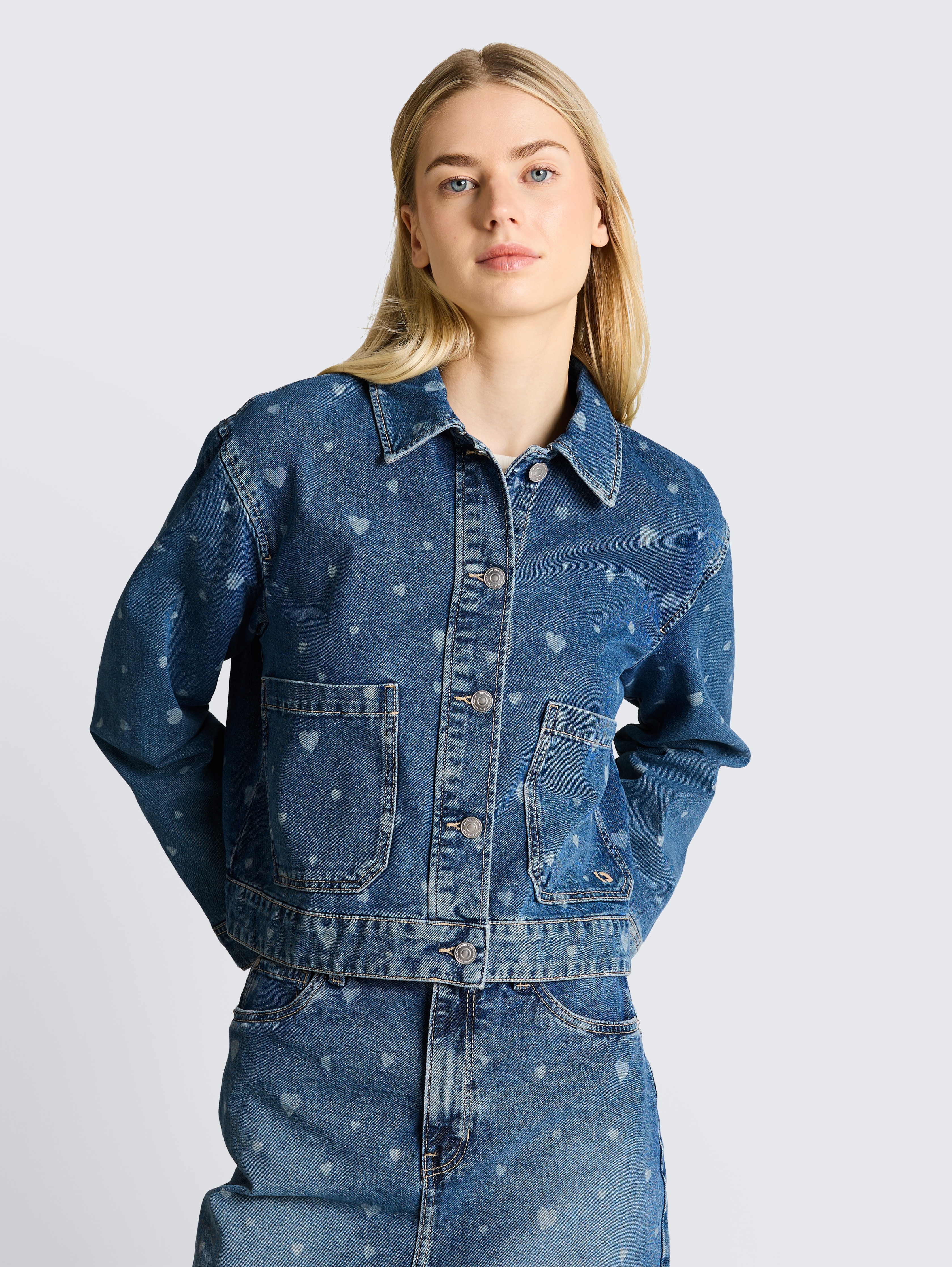 Jeansjacke mit aufgesetzten Taschen von Denim Female, mid blue laser hearts denim
