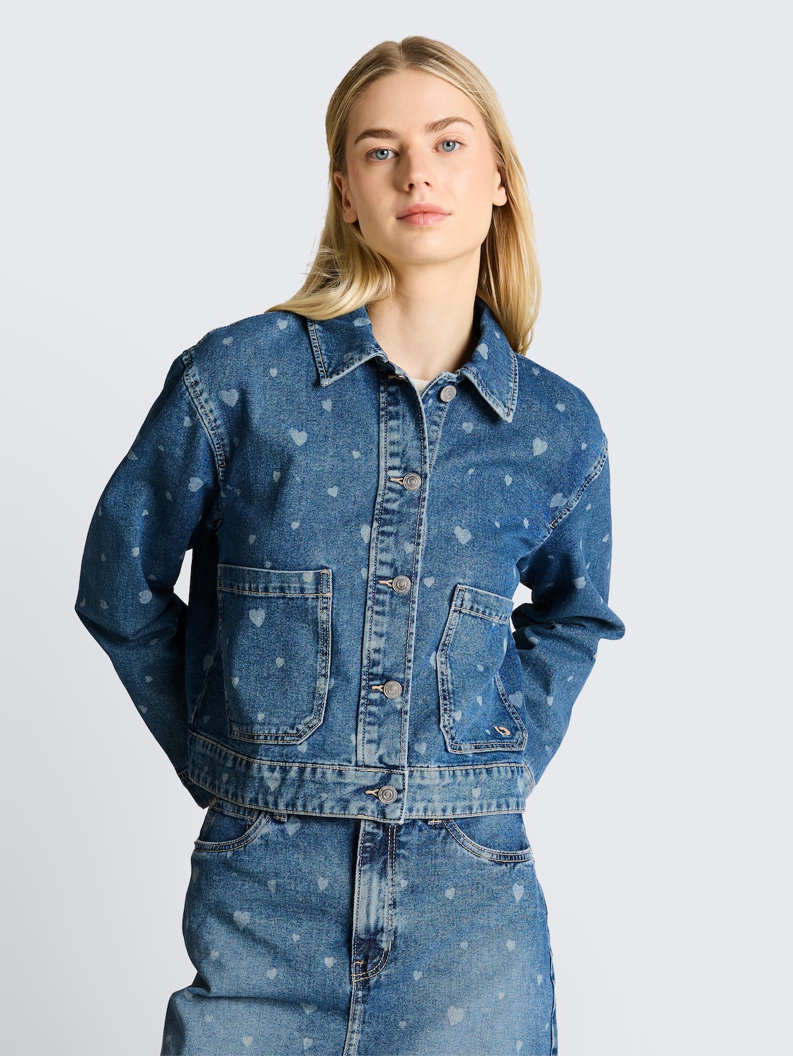 Jeansjacke mit aufgesetzten Taschen - mid blue laser hearts denim - Model-Vorderansicht