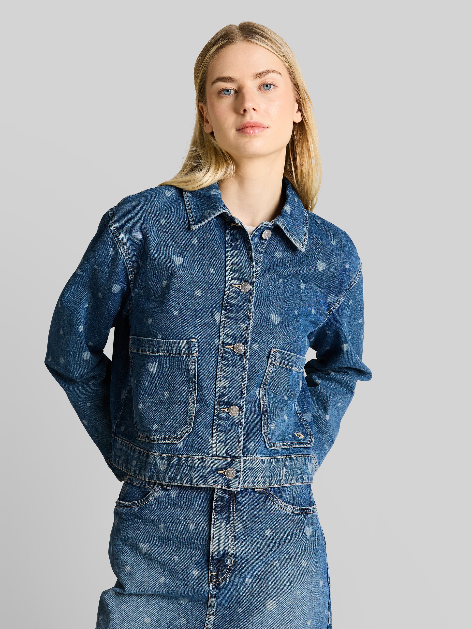 Jeansjacke mit aufgesetzten Taschen - mid blue laser hearts denim - Model-Vorderansicht