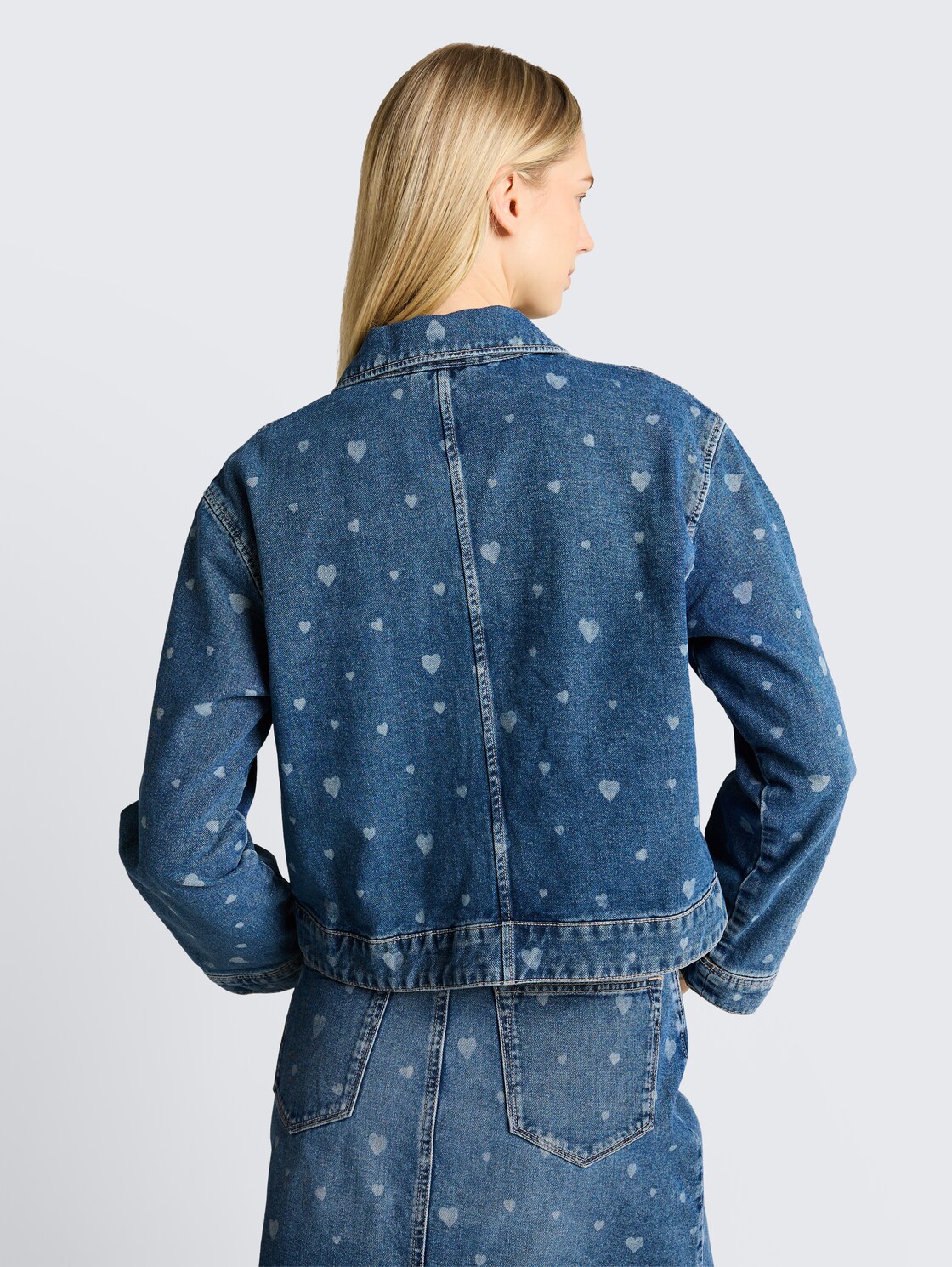 Jeansjacke mit aufgesetzten Taschen - mid blue laser hearts denim - Model-Rückansicht