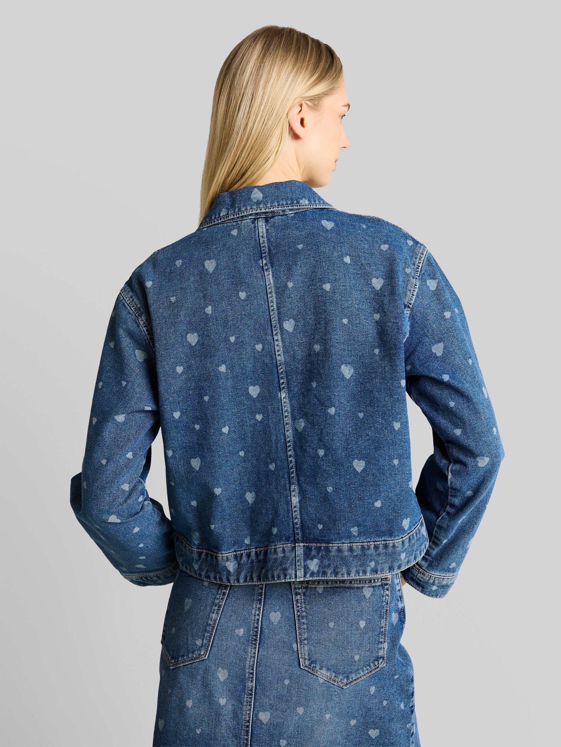Jeansjacke mit aufgesetzten Taschen - mid blue laser hearts denim - Model-Rückansicht