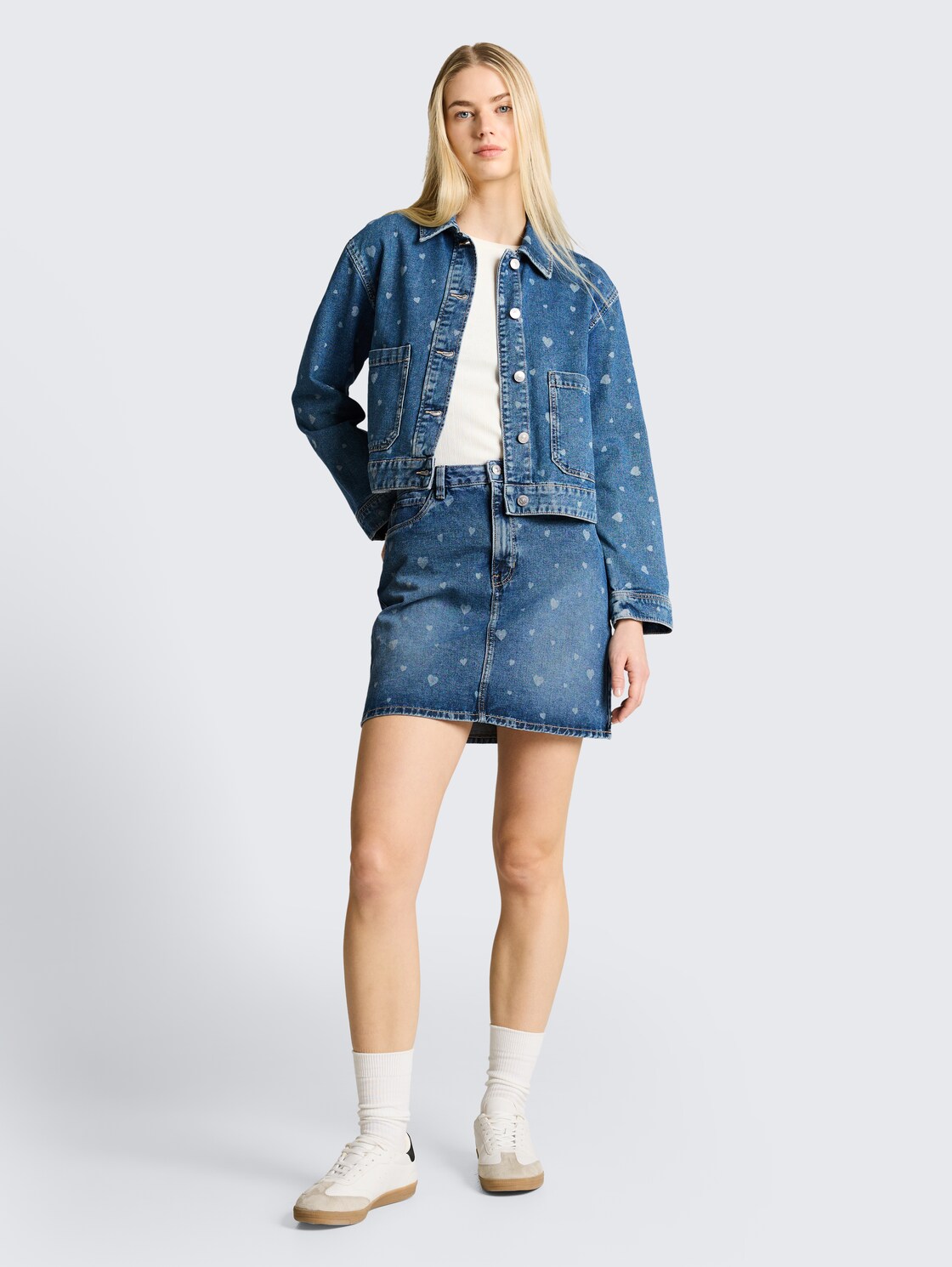 Jeansjacke mit aufgesetzten Taschen - mid blue laser hearts denim - seitliche Model-Ansicht