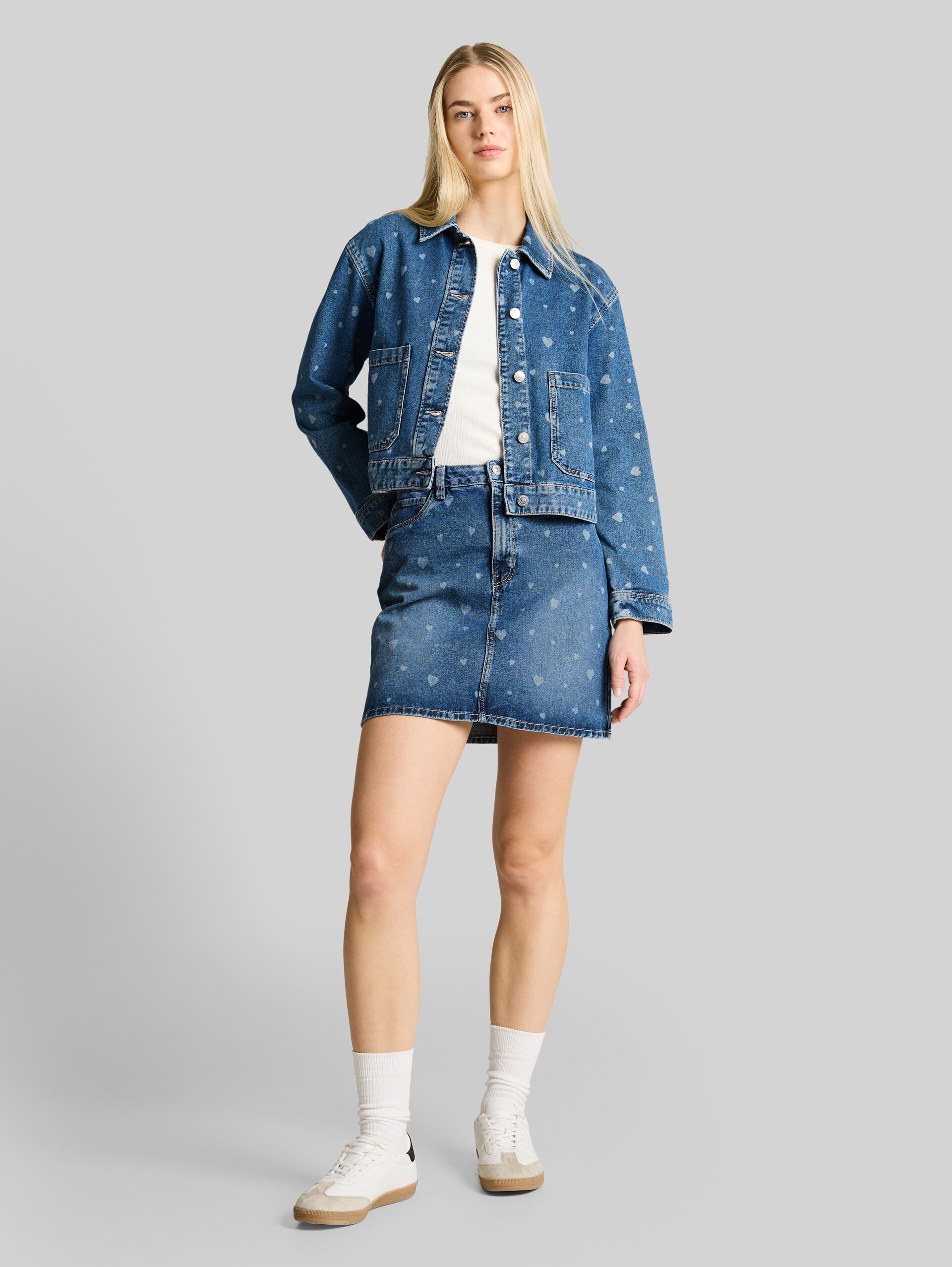 Jeansjacke mit aufgesetzten Taschen - mid blue laser hearts denim - seitliche Model-Ansicht