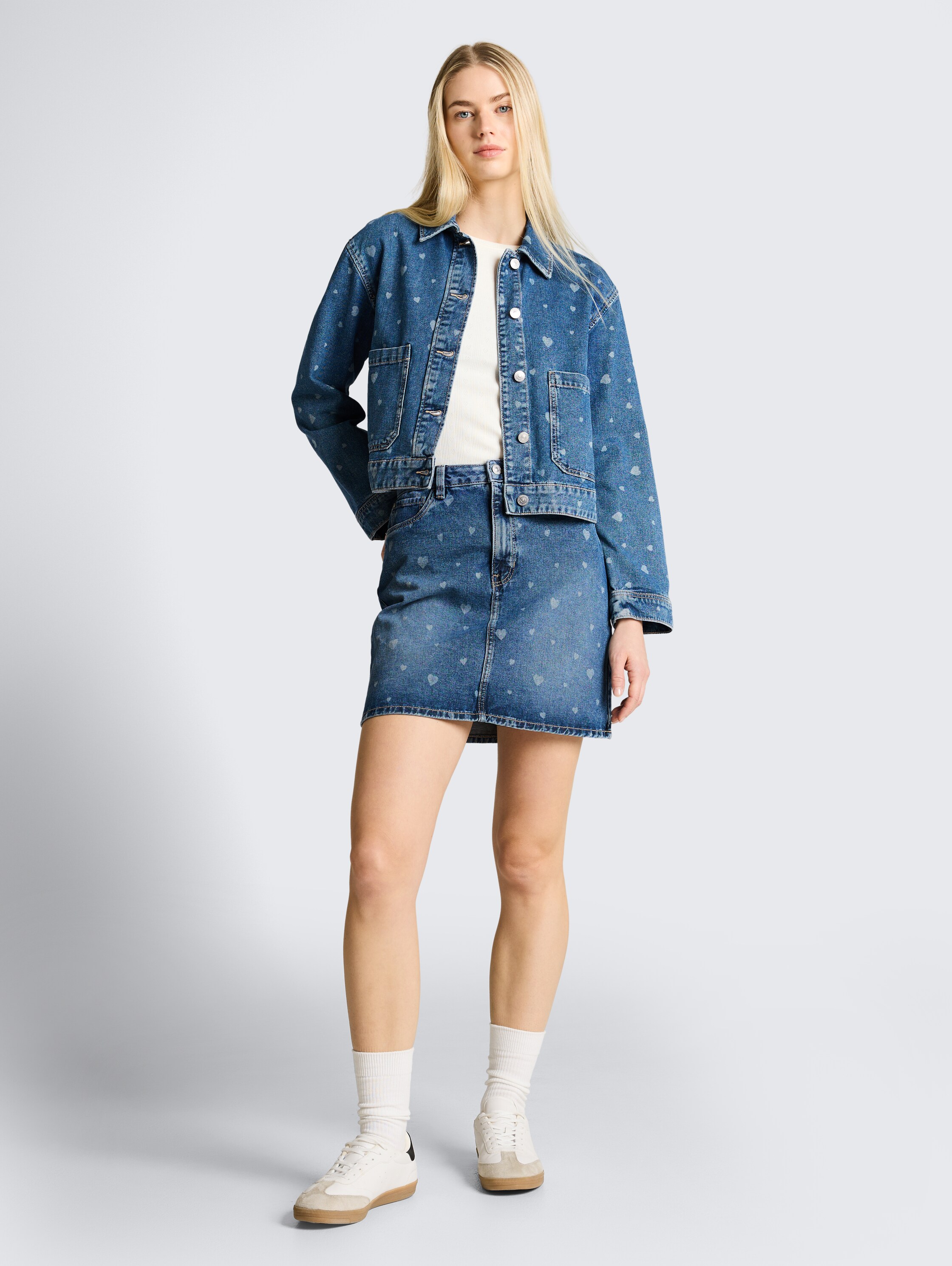 Jeansjacke mit aufgesetzten Taschen - mid blue laser hearts denim - seitliche Model-Ansicht