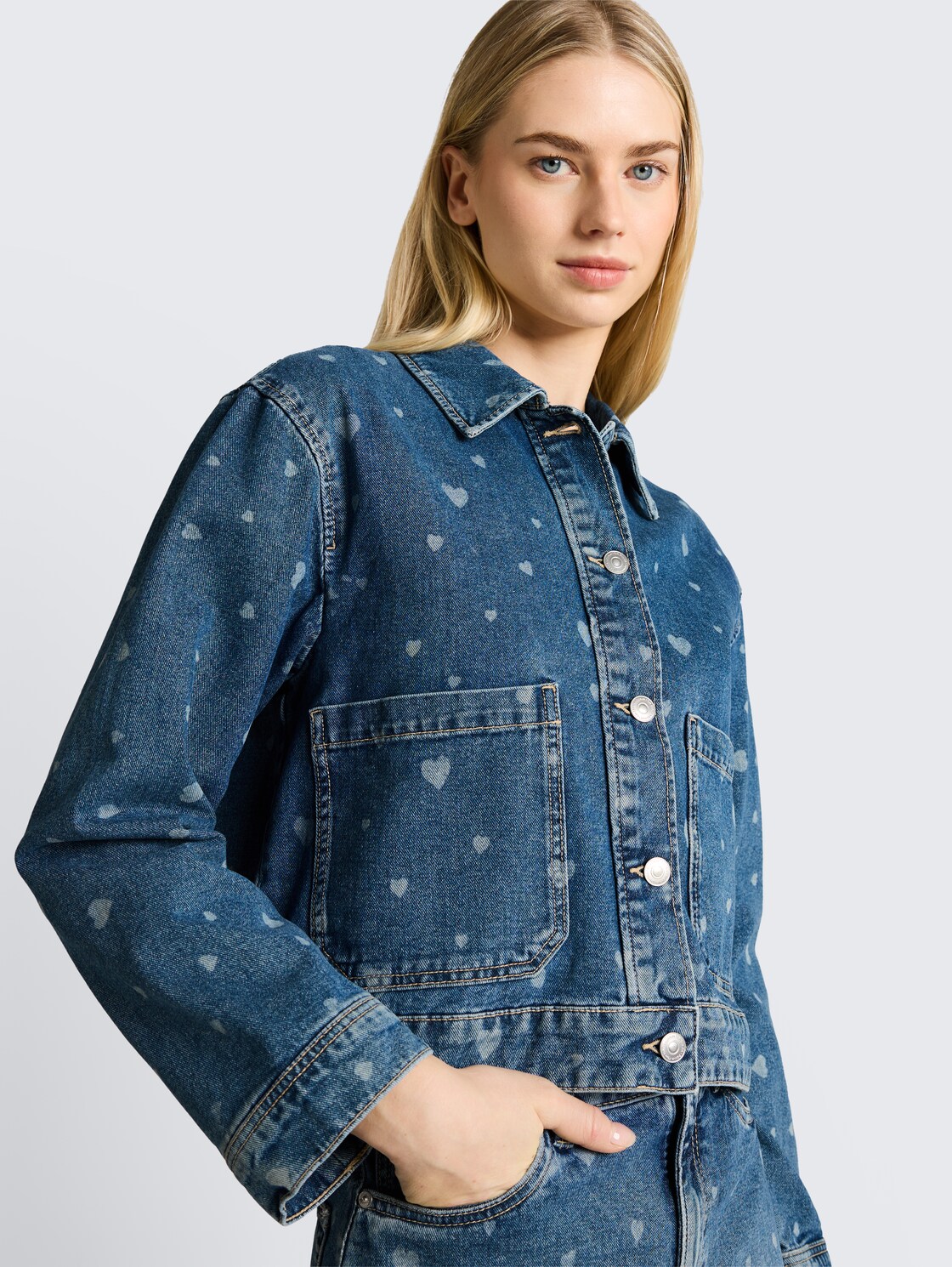 Jeansjacke mit aufgesetzten Taschen - mid blue laser hearts denim - Detail-Model-Ansicht