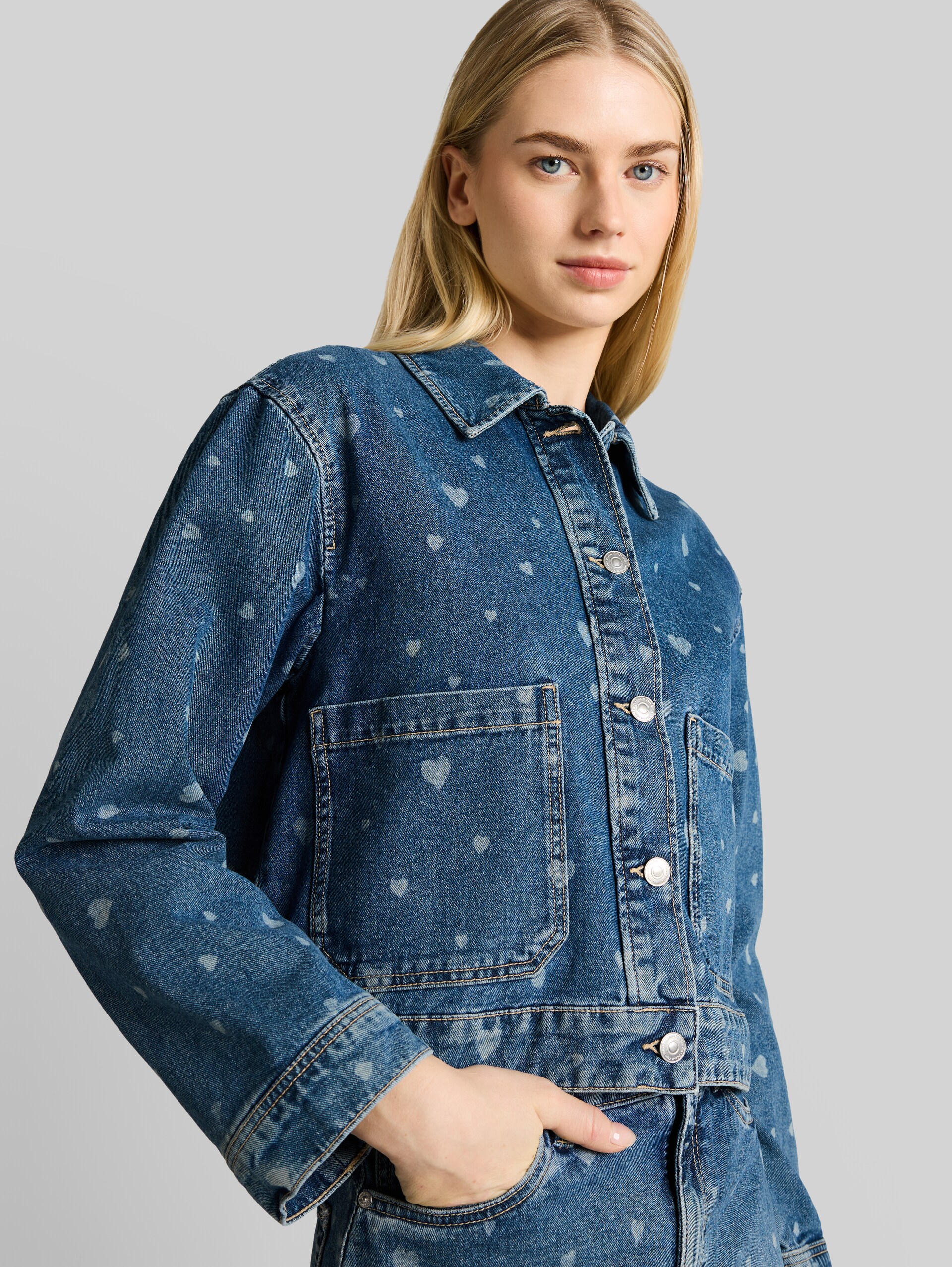 Jeansjacke mit aufgesetzten Taschen - mid blue laser hearts denim - Detail-Model-Ansicht