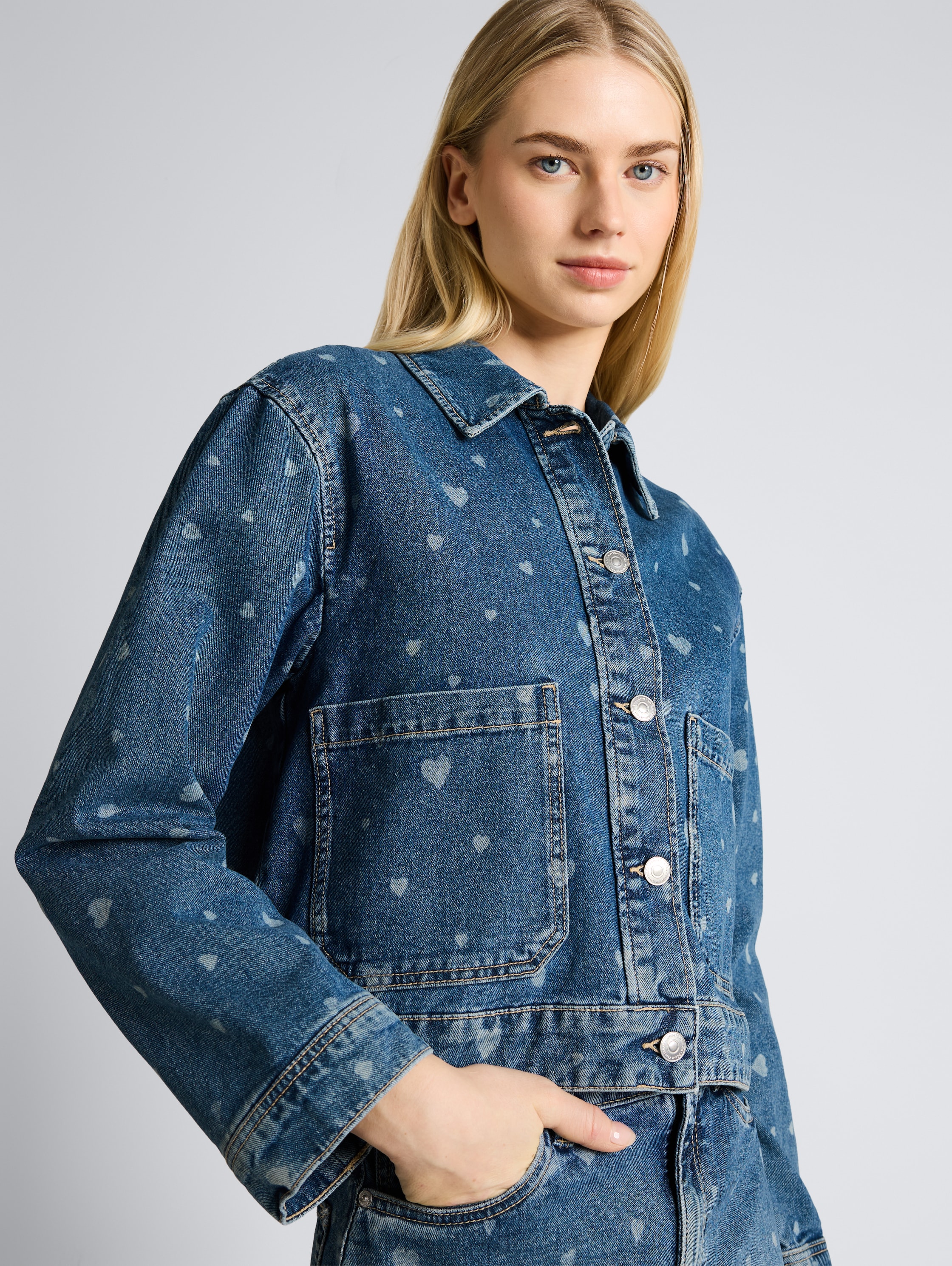 Jeansjacke mit aufgesetzten Taschen - mid blue laser hearts denim - Detail-Model-Ansicht