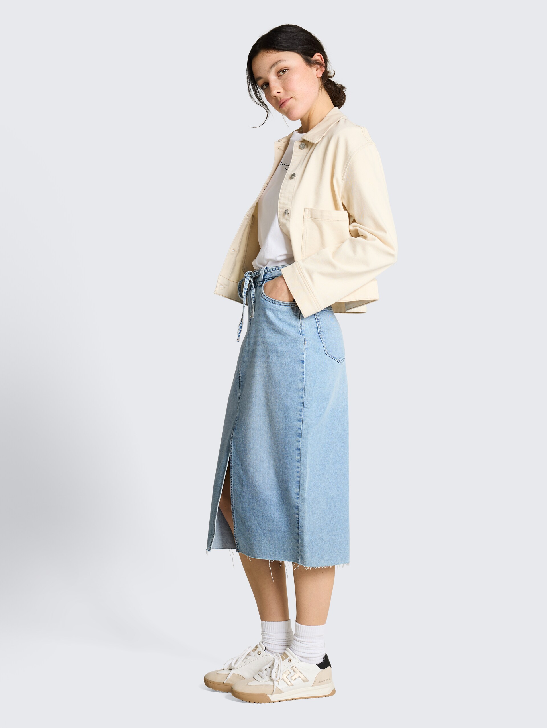 Midi-Jeansrock mit Schlitz - Used Light Stone Blue Denim - Model-Vorderansicht