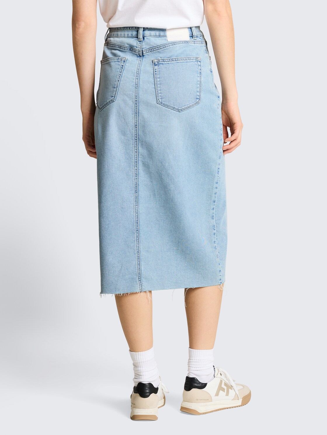 Midi-Jeansrock mit Schlitz - Used Light Stone Blue Denim - Auschnitt Model-Rückansicht