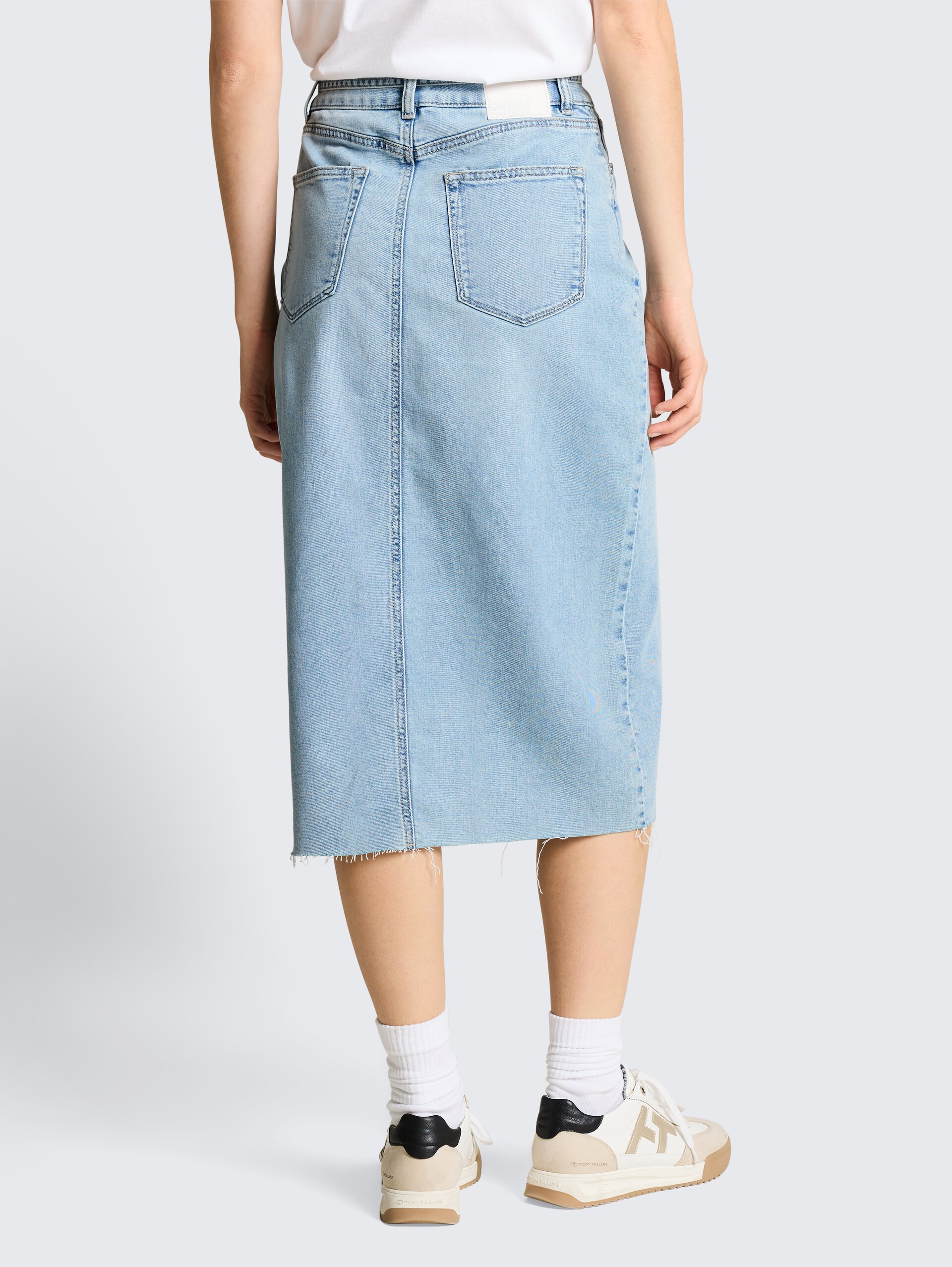 Midi-Jeansrock mit Schlitz - Used Light Stone Blue Denim - Auschnitt Model-Rückansicht