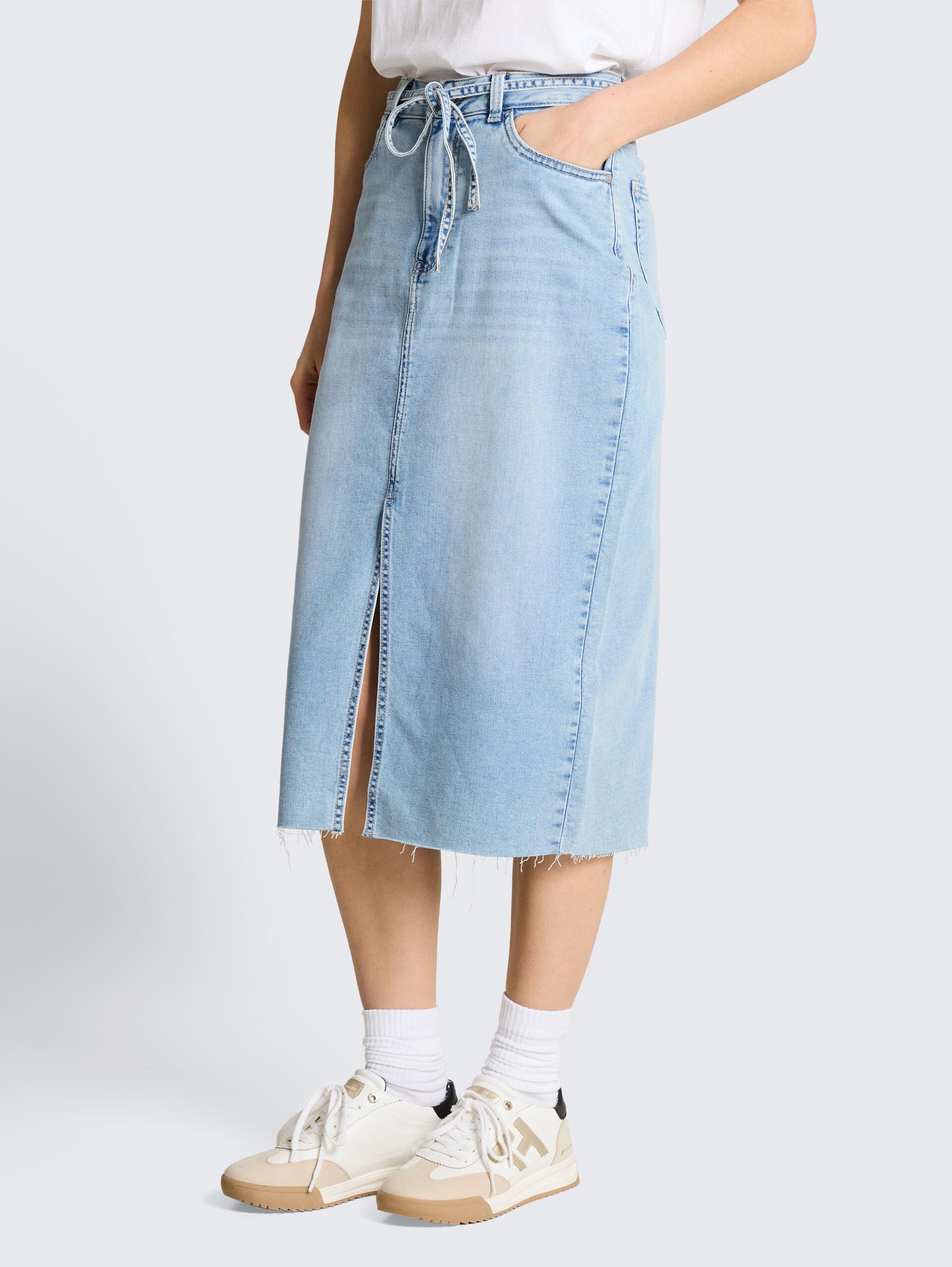 Midi-Jeansrock mit Schlitz - Used Light Stone Blue Denim - Ausschnitt Model-Vorderansicht