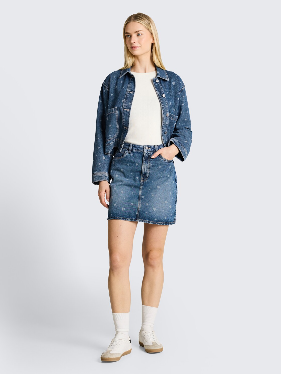 Mini-Jeansrock mit Herz-Print - mid blue laser hearts denim - Model-Vorderansicht