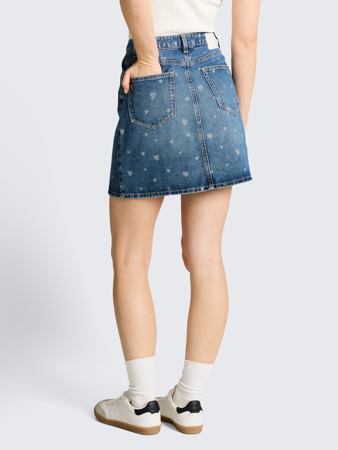 Mini-Jeansrock mit Herz-Print - mid blue laser hearts denim - Auschnitt Model-Rückansicht
