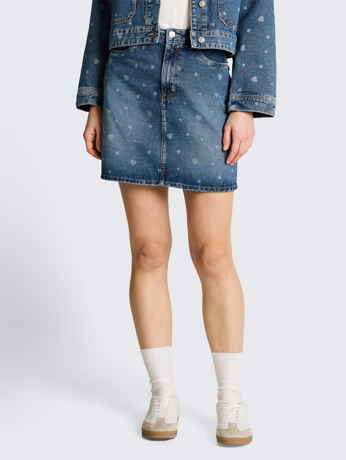 Mini-Jeansrock mit Herz-Print - mid blue laser hearts denim - Ausschnitt Model-Vorderansicht