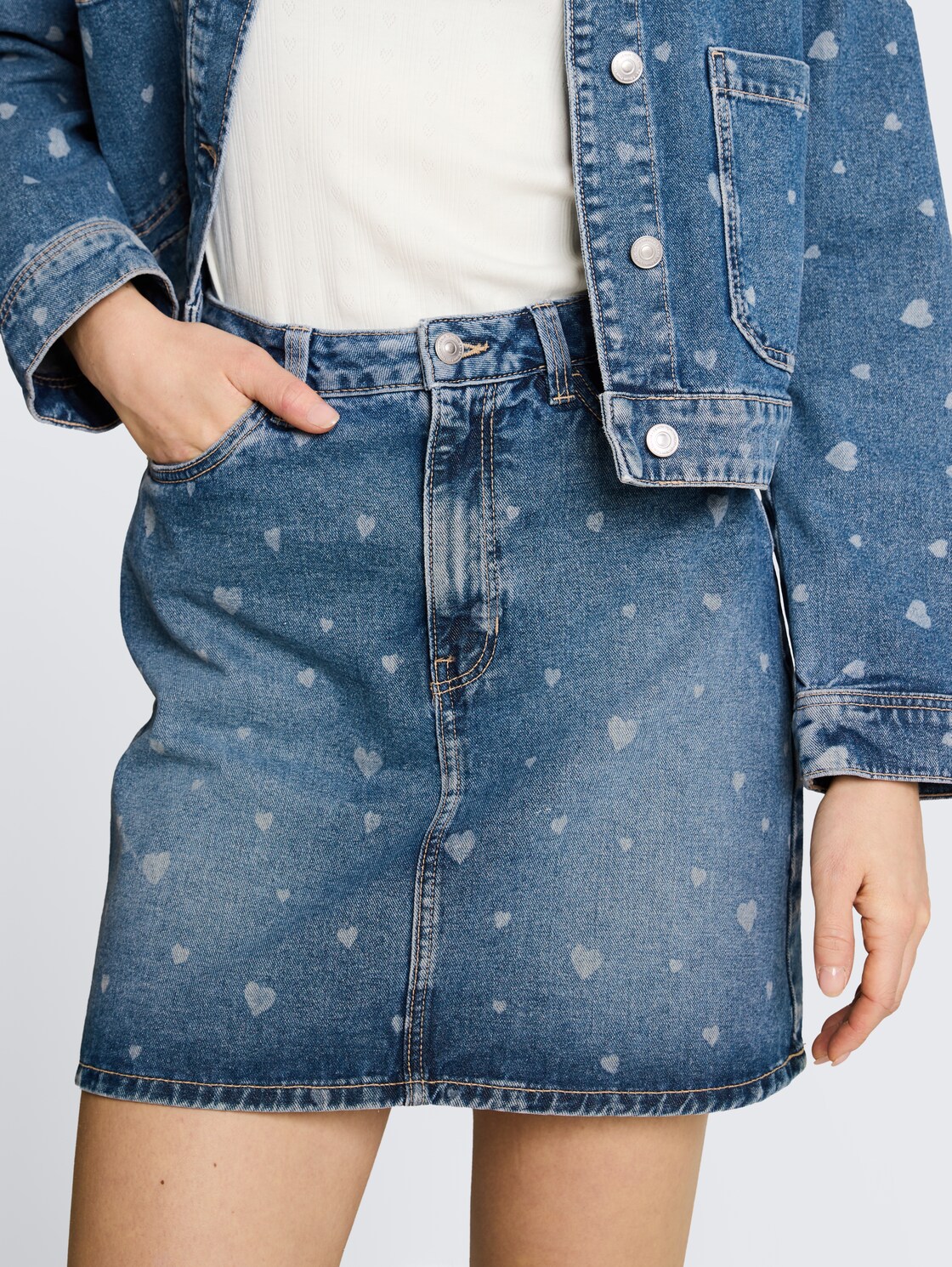 Mini-Jeansrock mit Herz-Print - mid blue laser hearts denim - Detail-Model-Ansicht