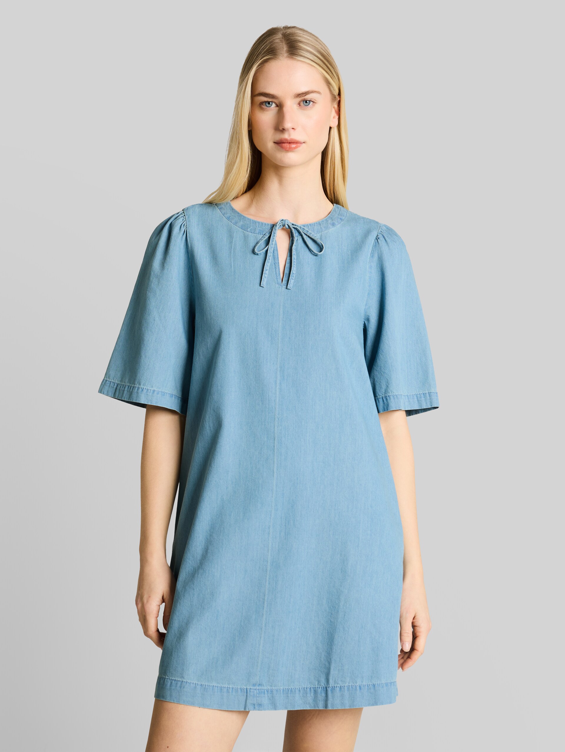 Mini-Jeanskleid mit Eingriffstaschen - Clean Light Stone Blue Denim - Model-Vorderansicht