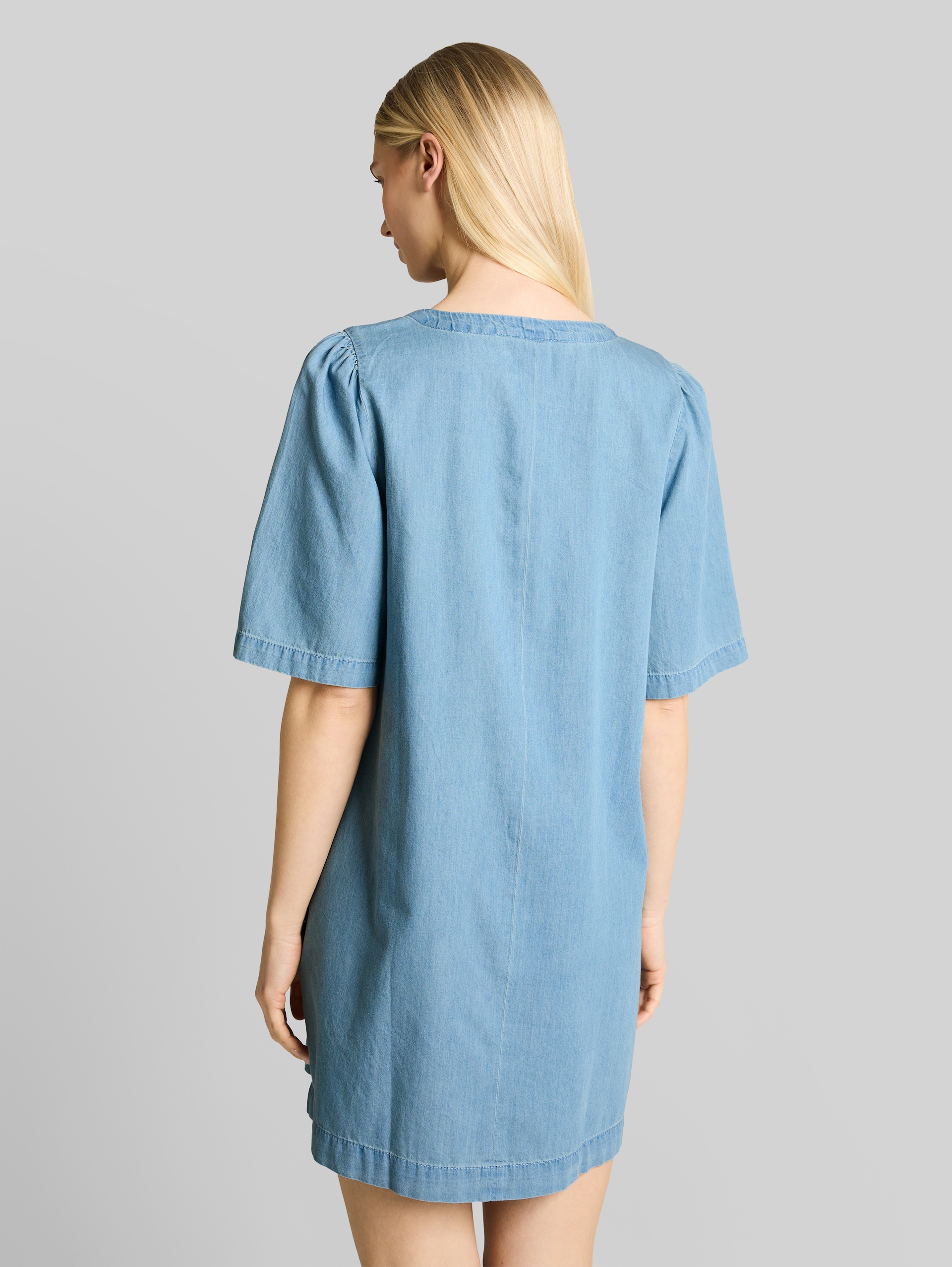 Mini-Jeanskleid mit Eingriffstaschen - Clean Light Stone Blue Denim - Model-Rückansicht