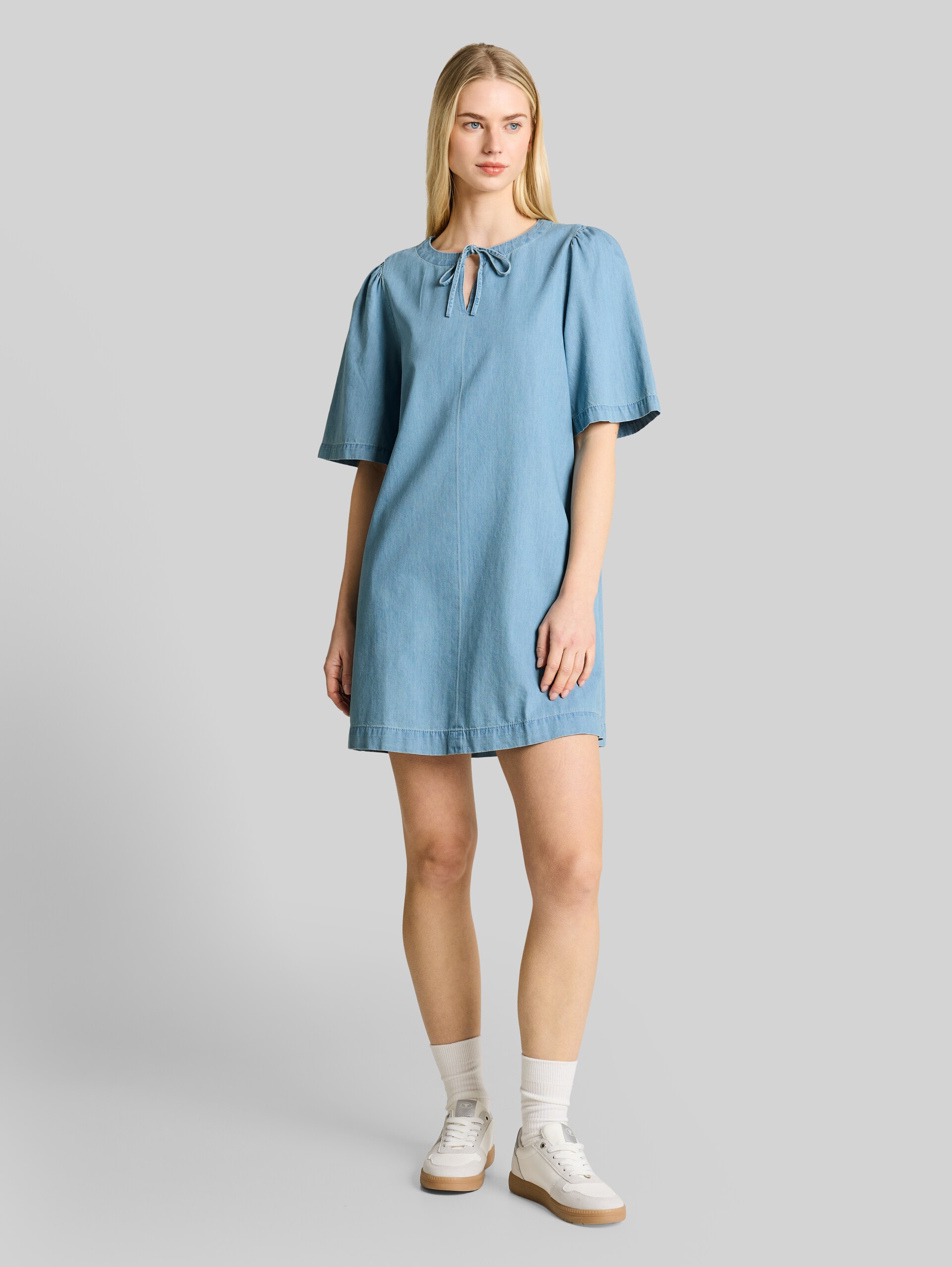 Mini-Jeanskleid mit Eingriffstaschen - Clean Light Stone Blue Denim - seitliche Model-Ansicht