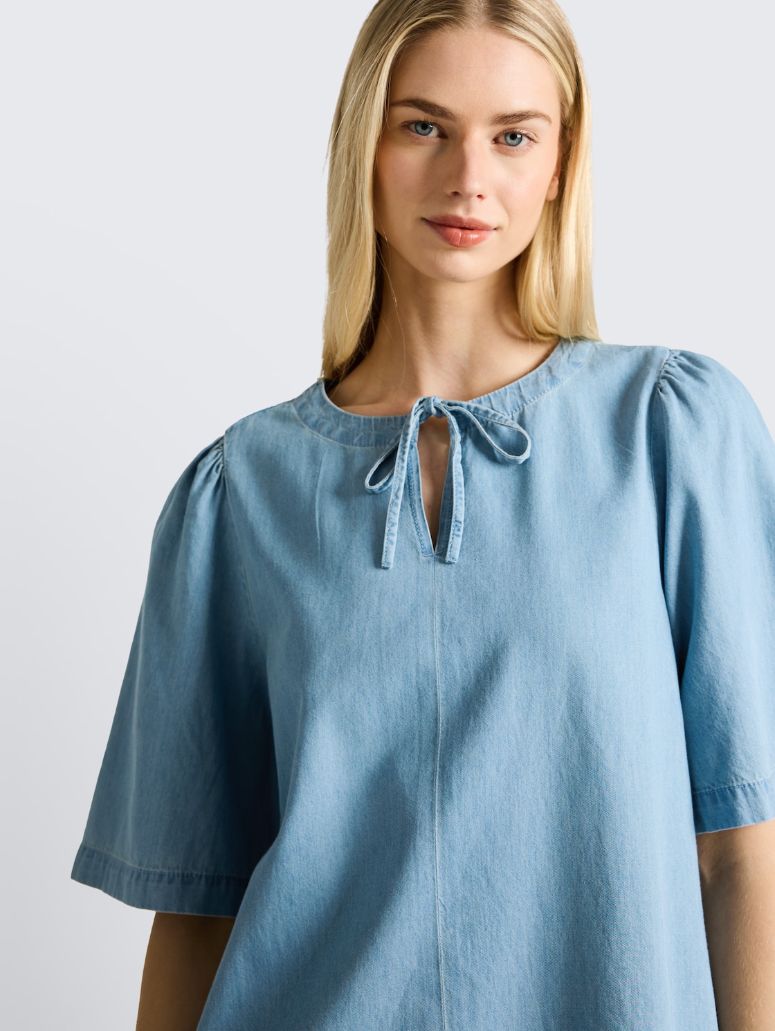 Mini-Jeanskleid mit Eingriffstaschen - Clean Light Stone Blue Denim - Detail-Model-Ansicht