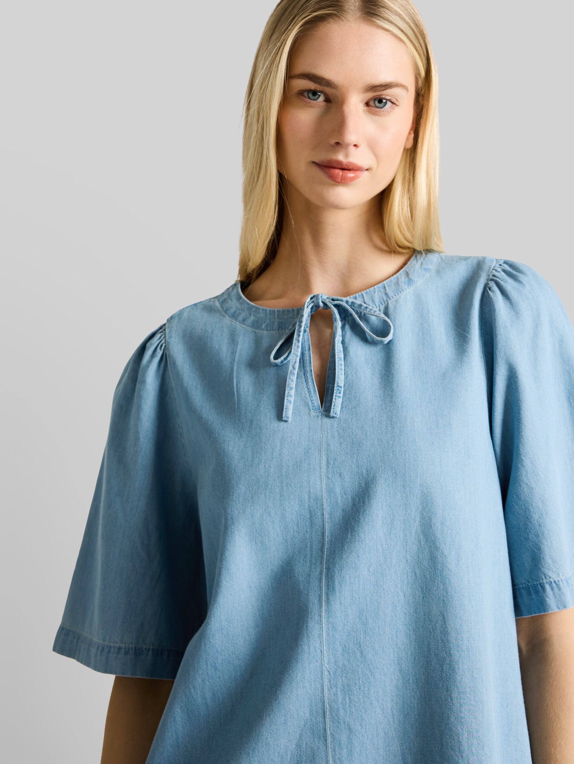 Mini-Jeanskleid mit Eingriffstaschen - Clean Light Stone Blue Denim - Detail-Model-Ansicht