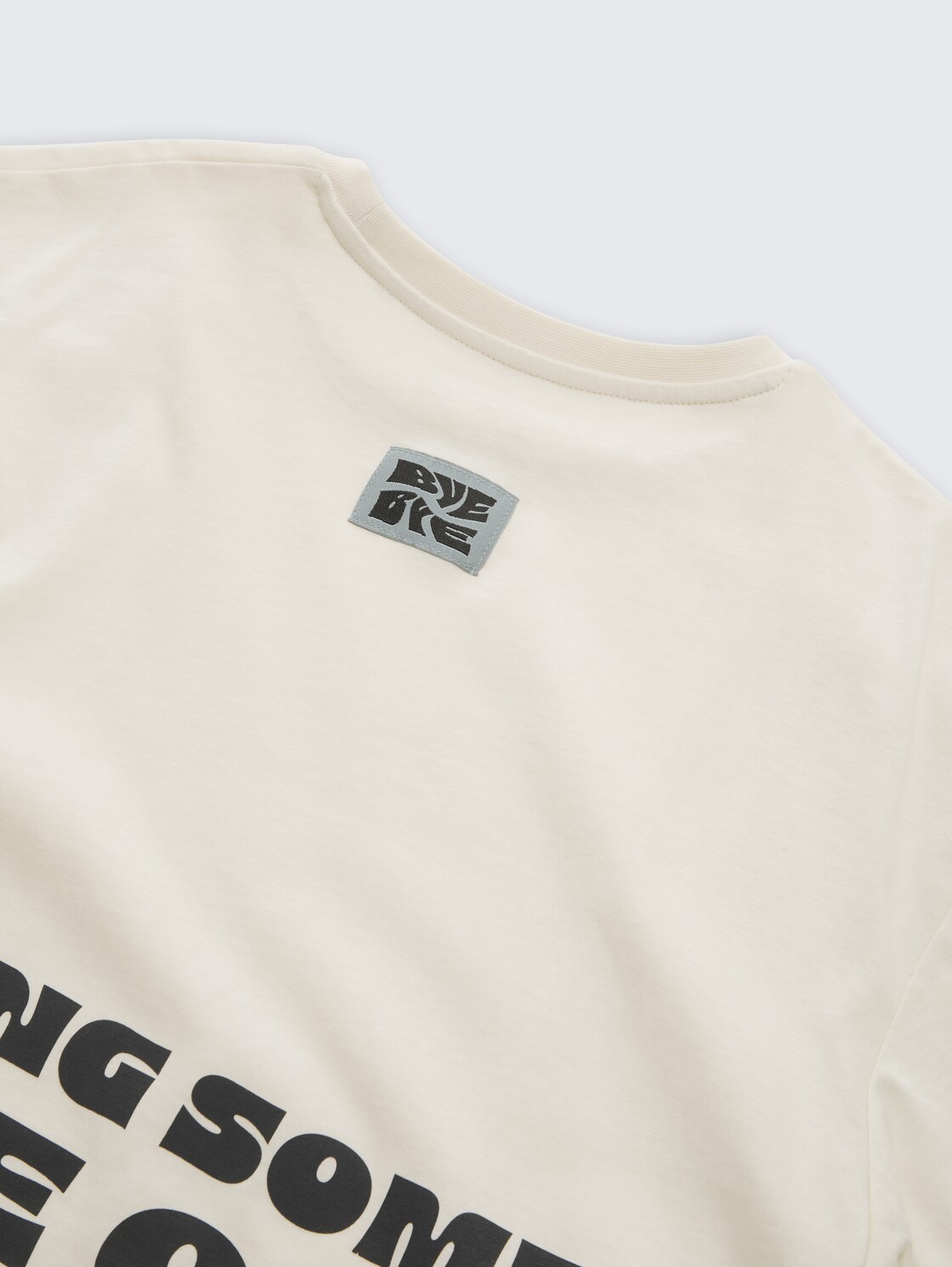 Oversize T-Shirt mit Rückenprint - Wool White - Detail-Model-Ansicht