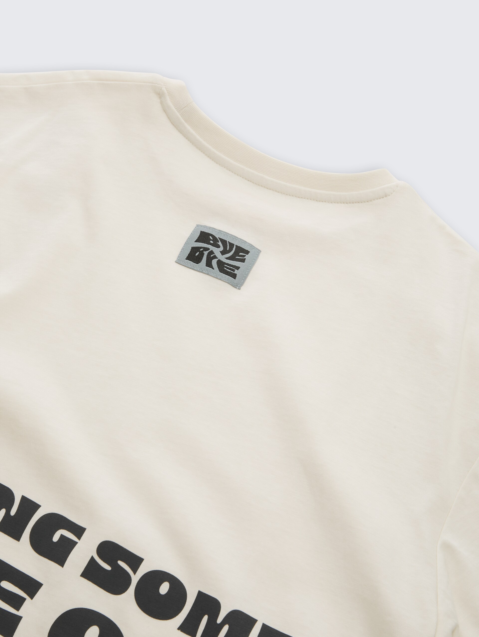 Oversize T-Shirt mit Rückenprint - Wool White - Detail-Model-Ansicht