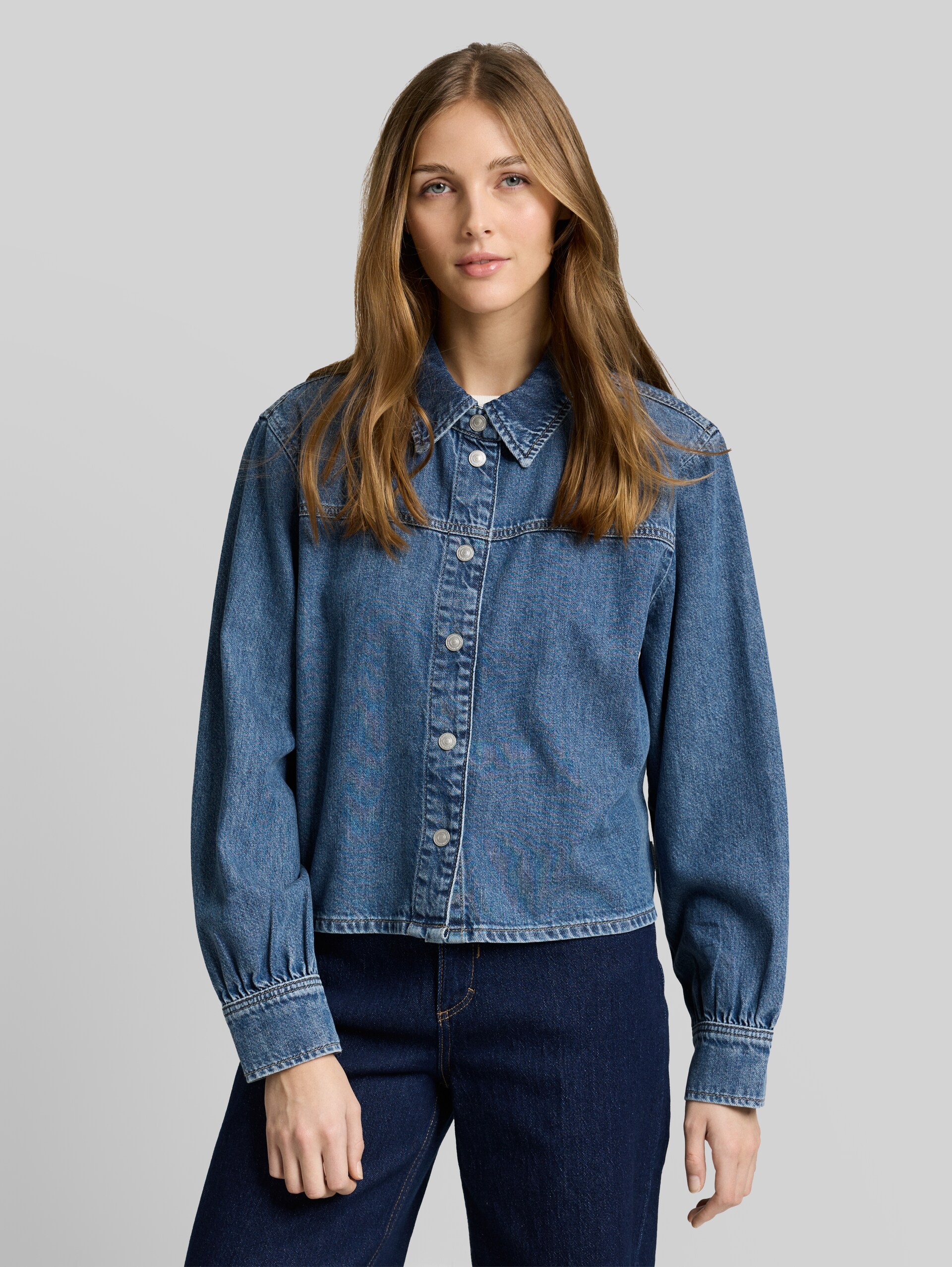 Boxy Fit Jeanshemd - Clean Mid Stone Blue Denim - Ausschnitt Model-Vorderansicht