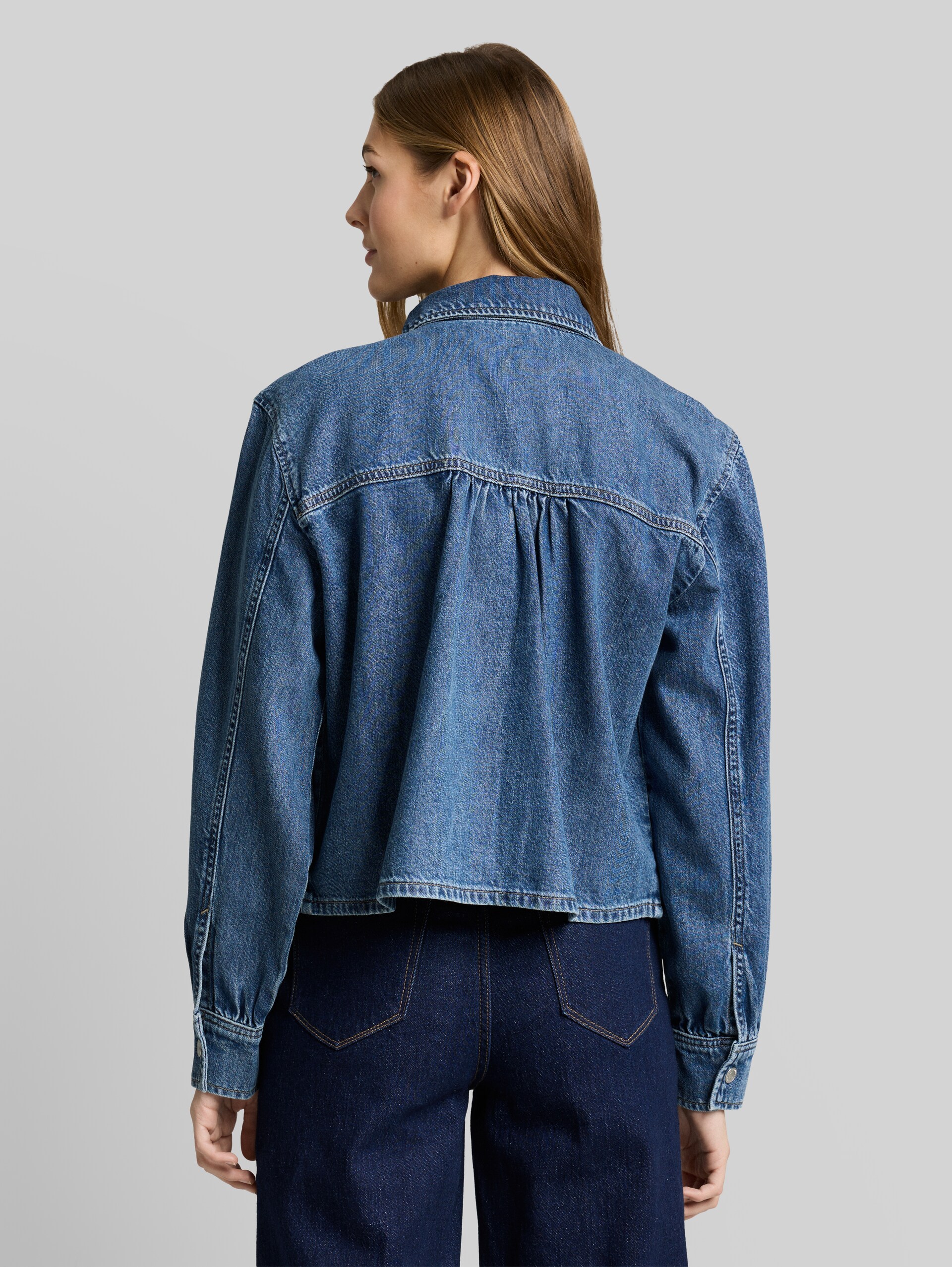 Boxy Fit Jeanshemd - Clean Mid Stone Blue Denim - Auschnitt Model-Rückansicht