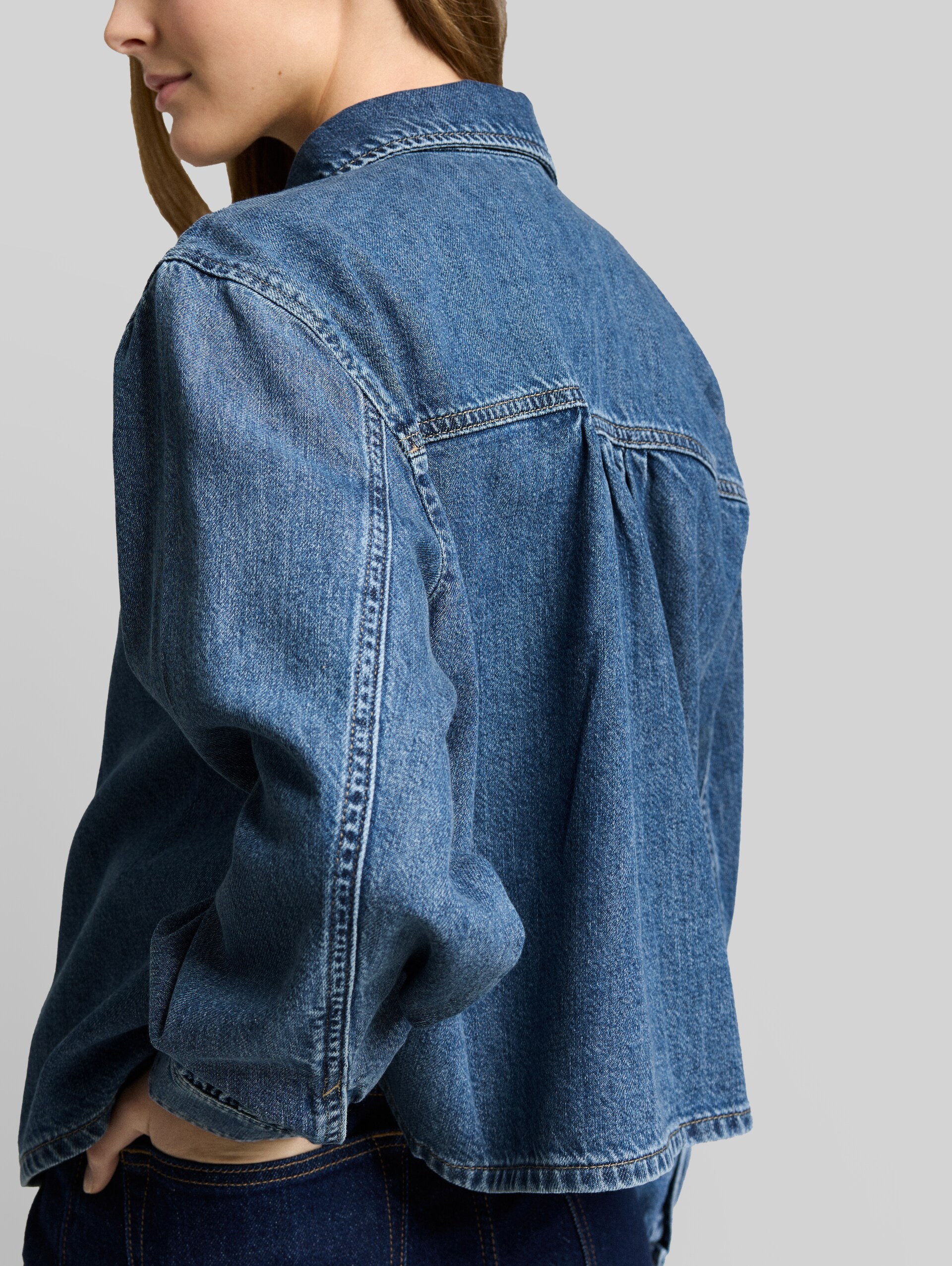 Boxy Fit Jeanshemd - Clean Mid Stone Blue Denim - Detail-Model-Ansicht