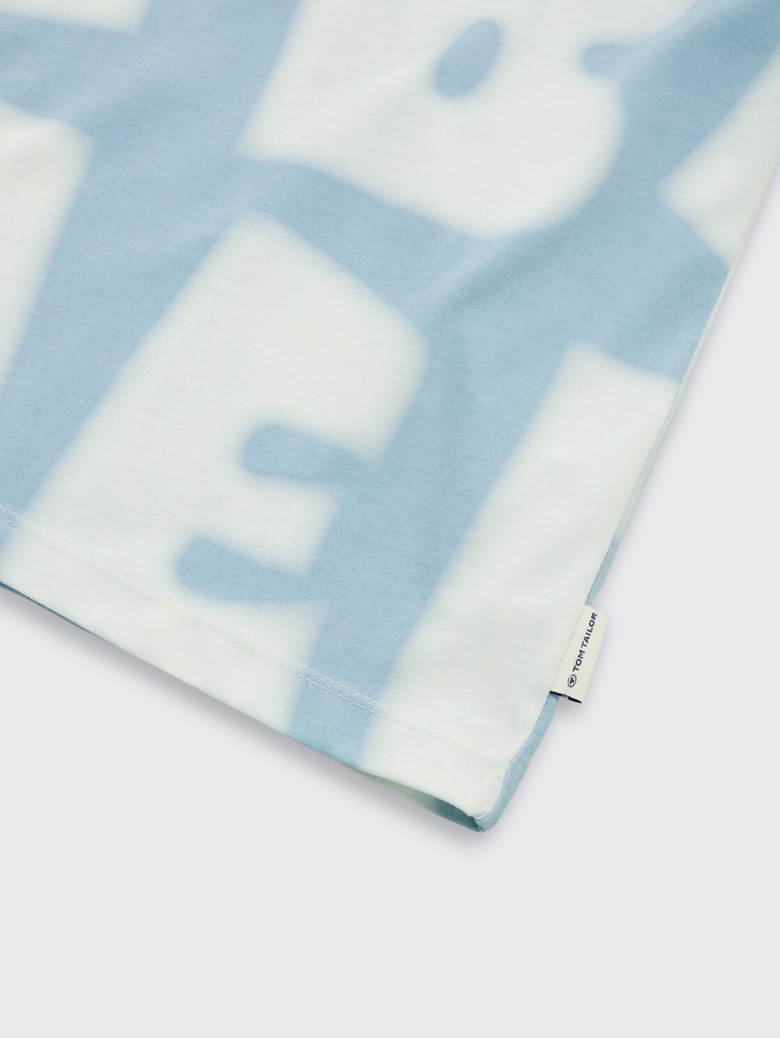 T-Shirt mit Allover-Print - blue white wording design - Detail-Model-Ansicht