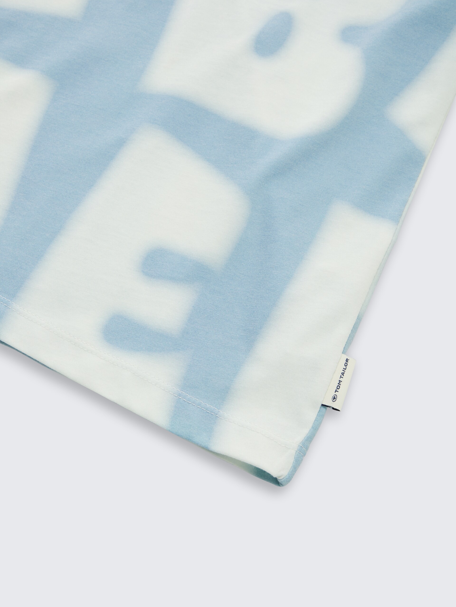 T-shirt met all-over print - blue white wording design - Detailaanzicht model