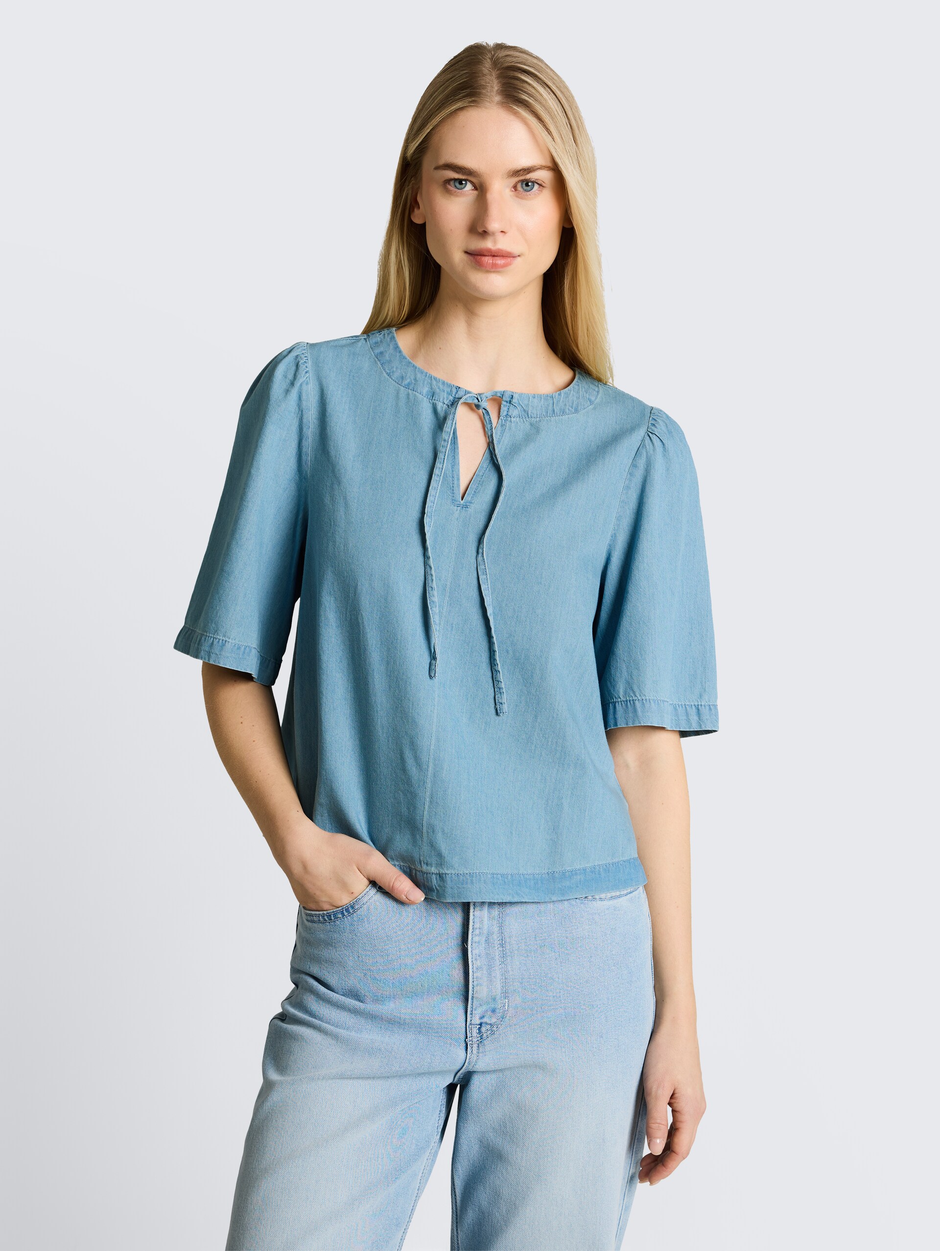 Jeansbluse mit Schleifen-Detail - Clean Light Stone Blue Denim - Ausschnitt Model-Vorderansicht
