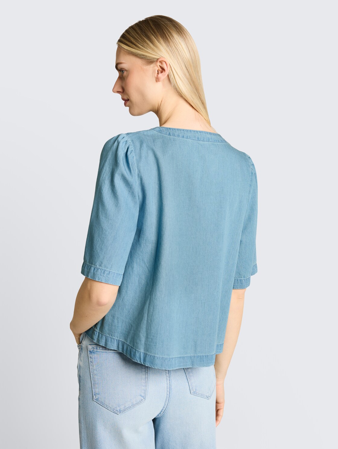 Jeansbluse mit Schleifen-Detail - Clean Light Stone Blue Denim - Auschnitt Model-Rückansicht