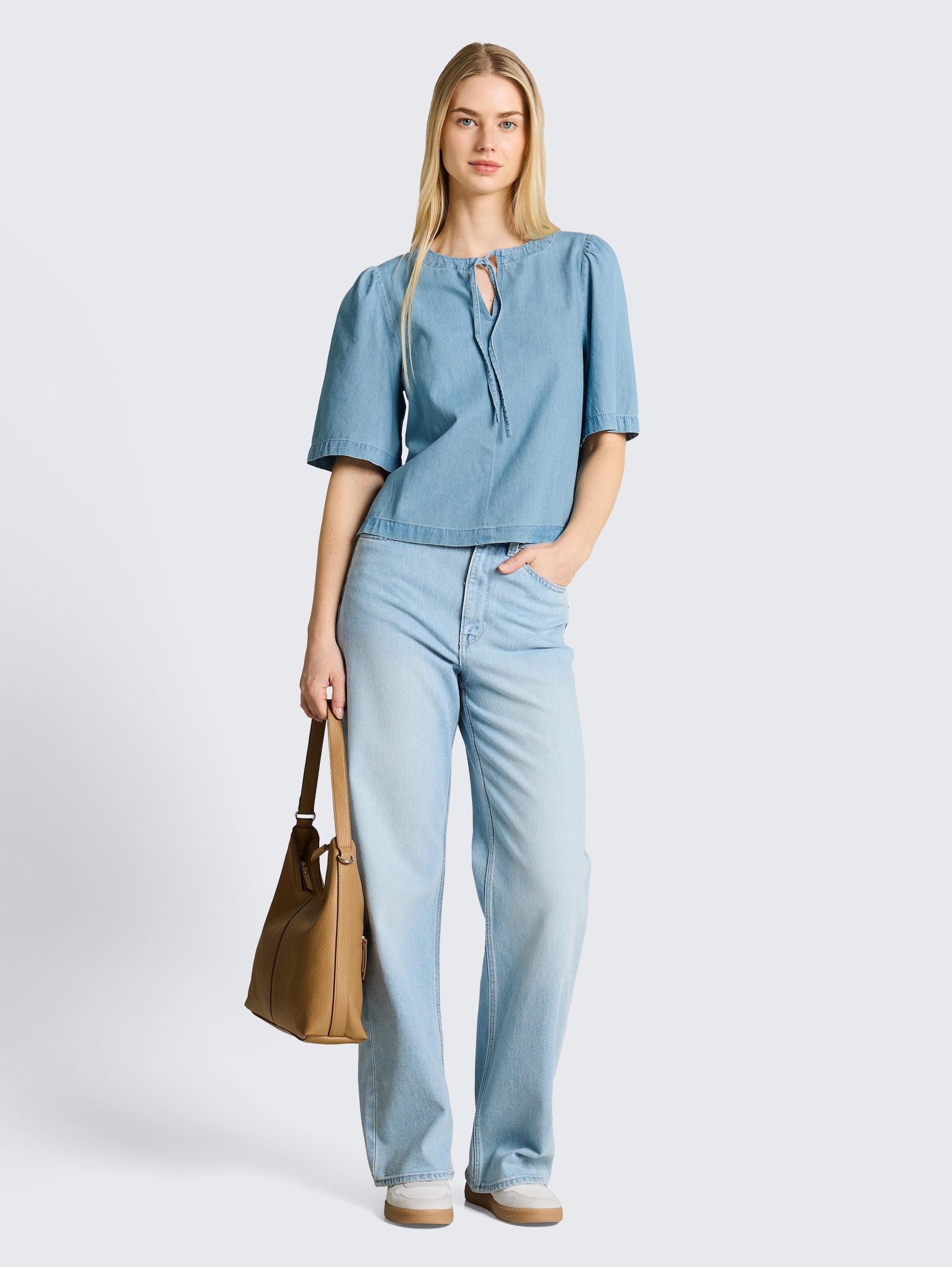 Jeansbluse mit Schleifen-Detail - Clean Light Stone Blue Denim - Model-Vorderansicht