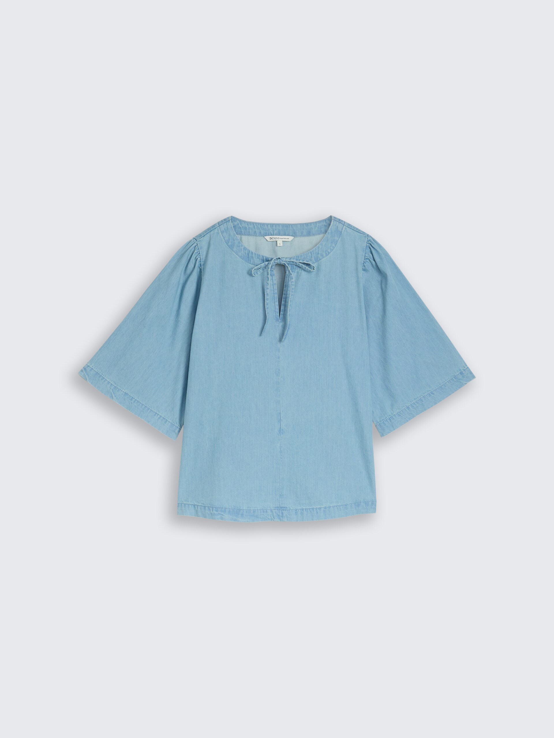 Jeansbluse mit Schleifen-Detail - Clean Light Stone Blue Denim - Vorder-Produkt-Ansicht