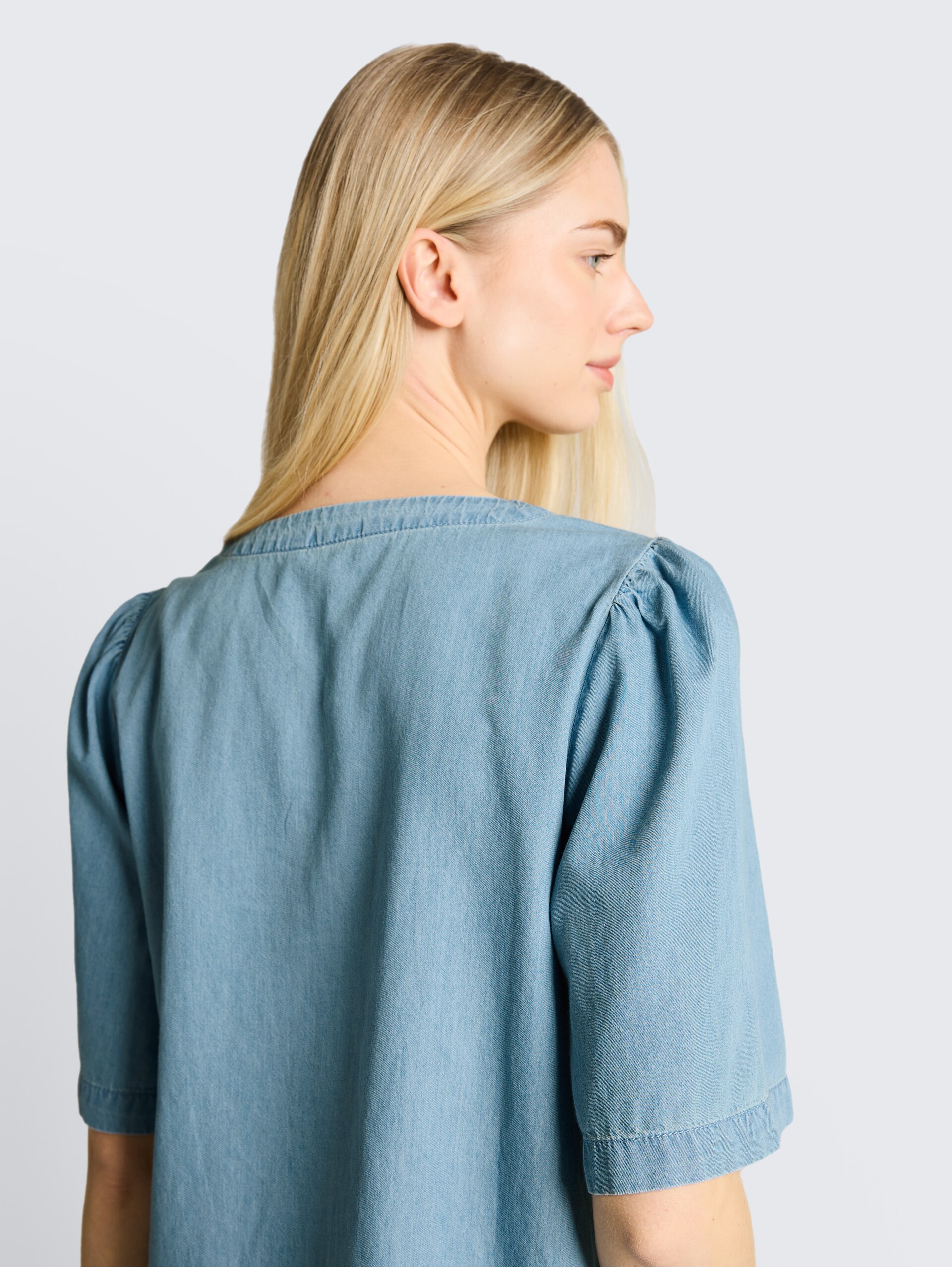 Jeansbluse mit Schleifen-Detail - Clean Light Stone Blue Denim - Detail-Model-Ansicht