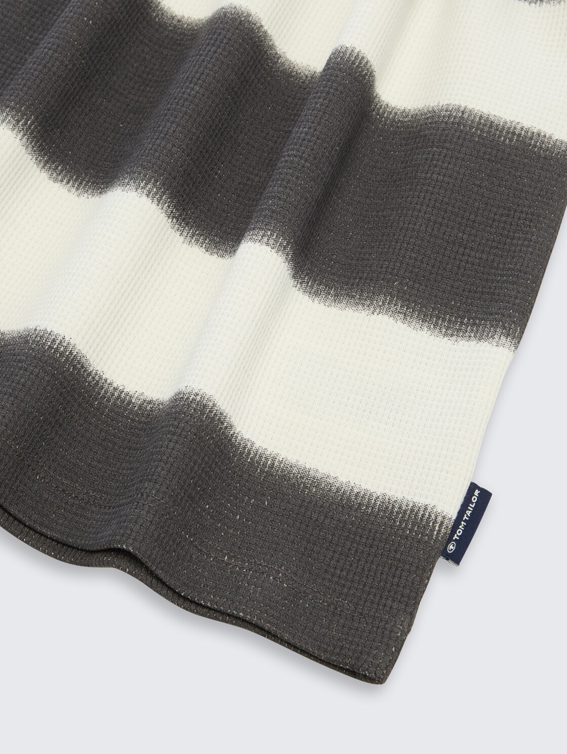 Oversize T-Shirt mit Waffelstruktur - grey off white sprayed stripe - Detail-Model-Ansicht