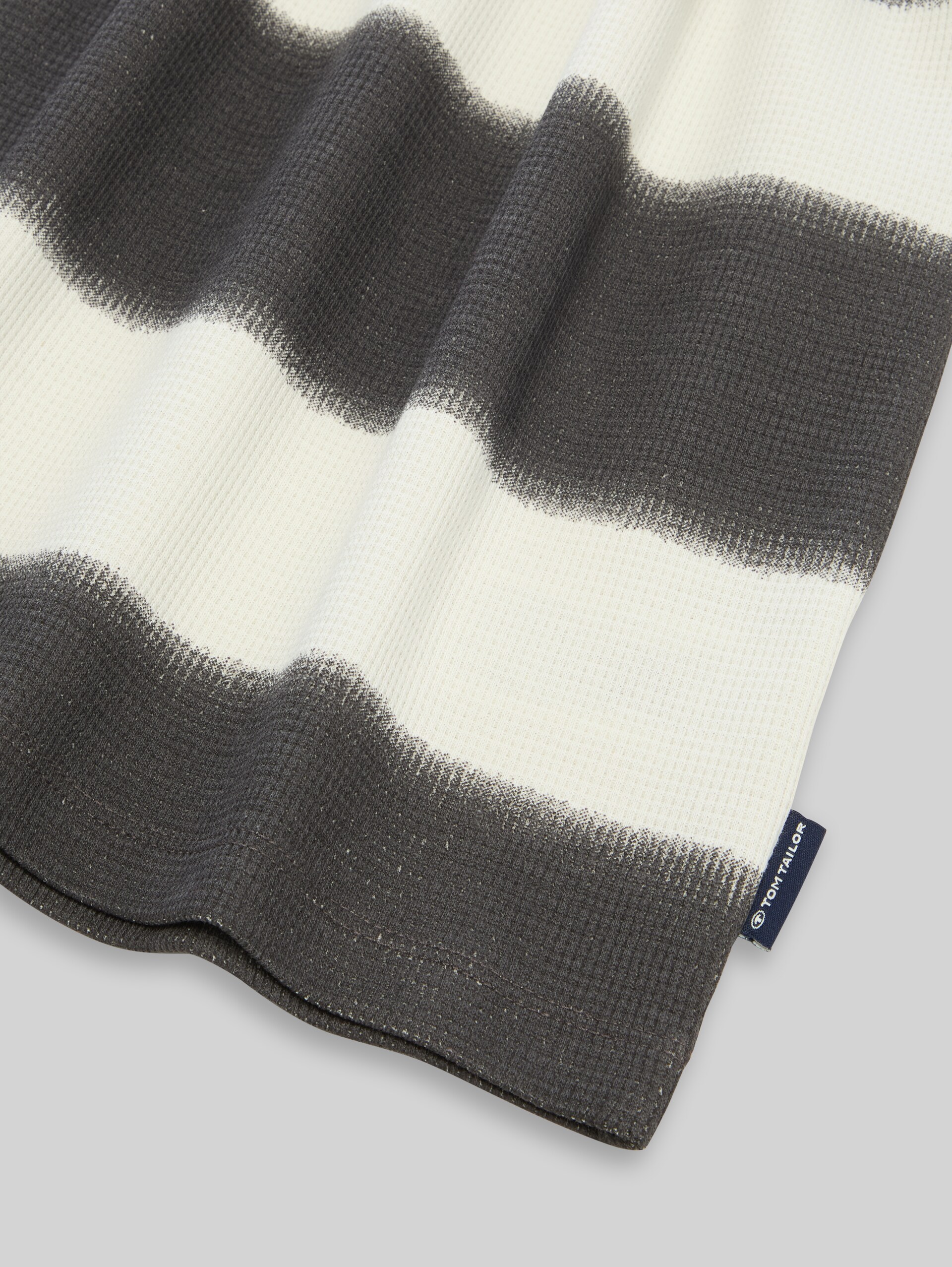 Oversized T-shirt with waffle texture - grey off white sprayed stripe - Detail model view