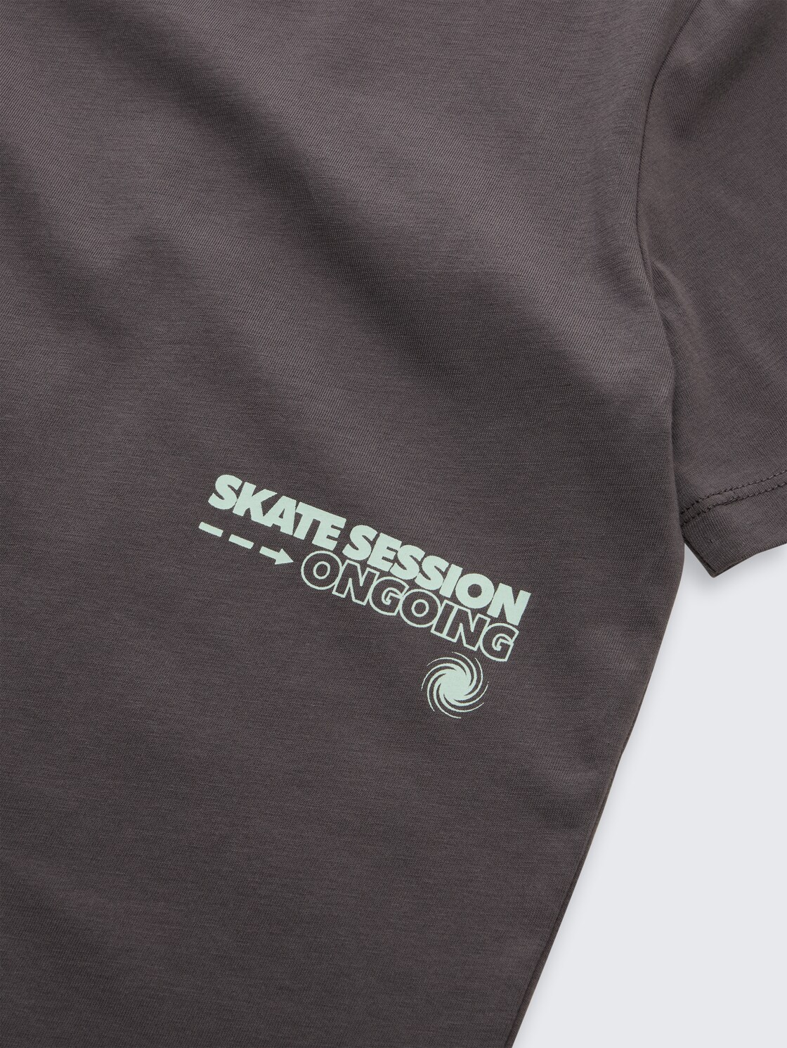 T-Shirt mit Print - dark urban grey - Detail-Model-Ansicht