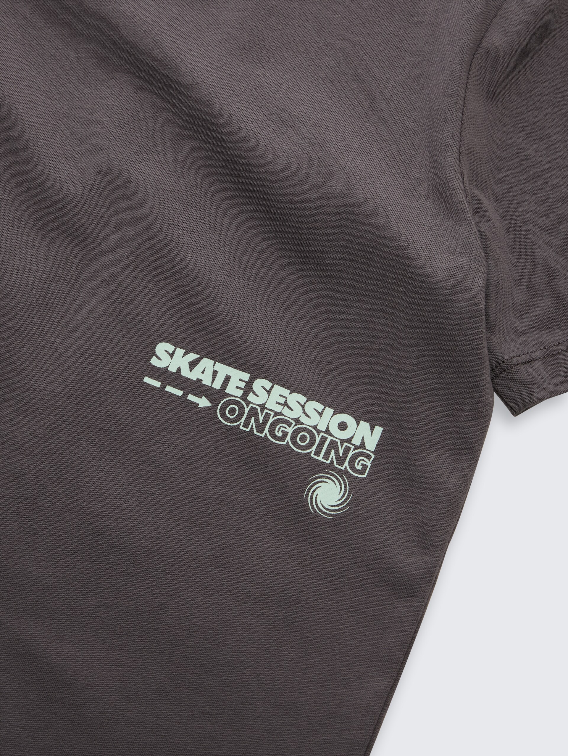 T-Shirt mit Print - dark urban grey - Detail-Model-Ansicht