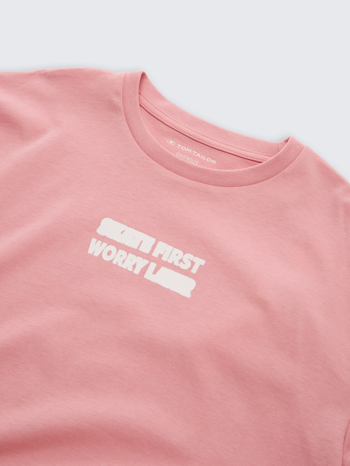 Oversize T-Shirt mit Rückenprint - blush rose - Detail-Model-Ansicht