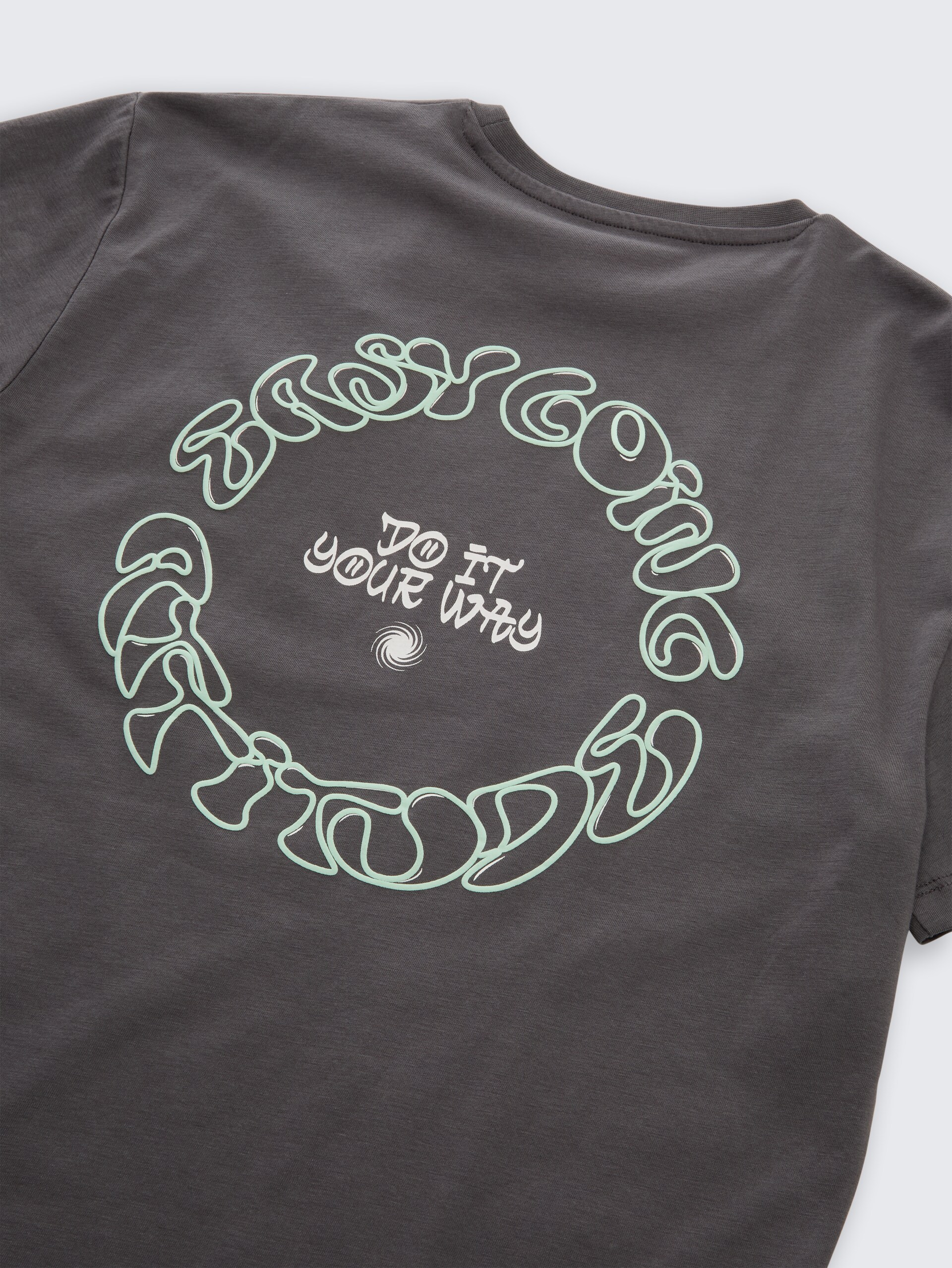 Oversize T-Shirt mit Print - dark urban grey - Detail-Model-Ansicht