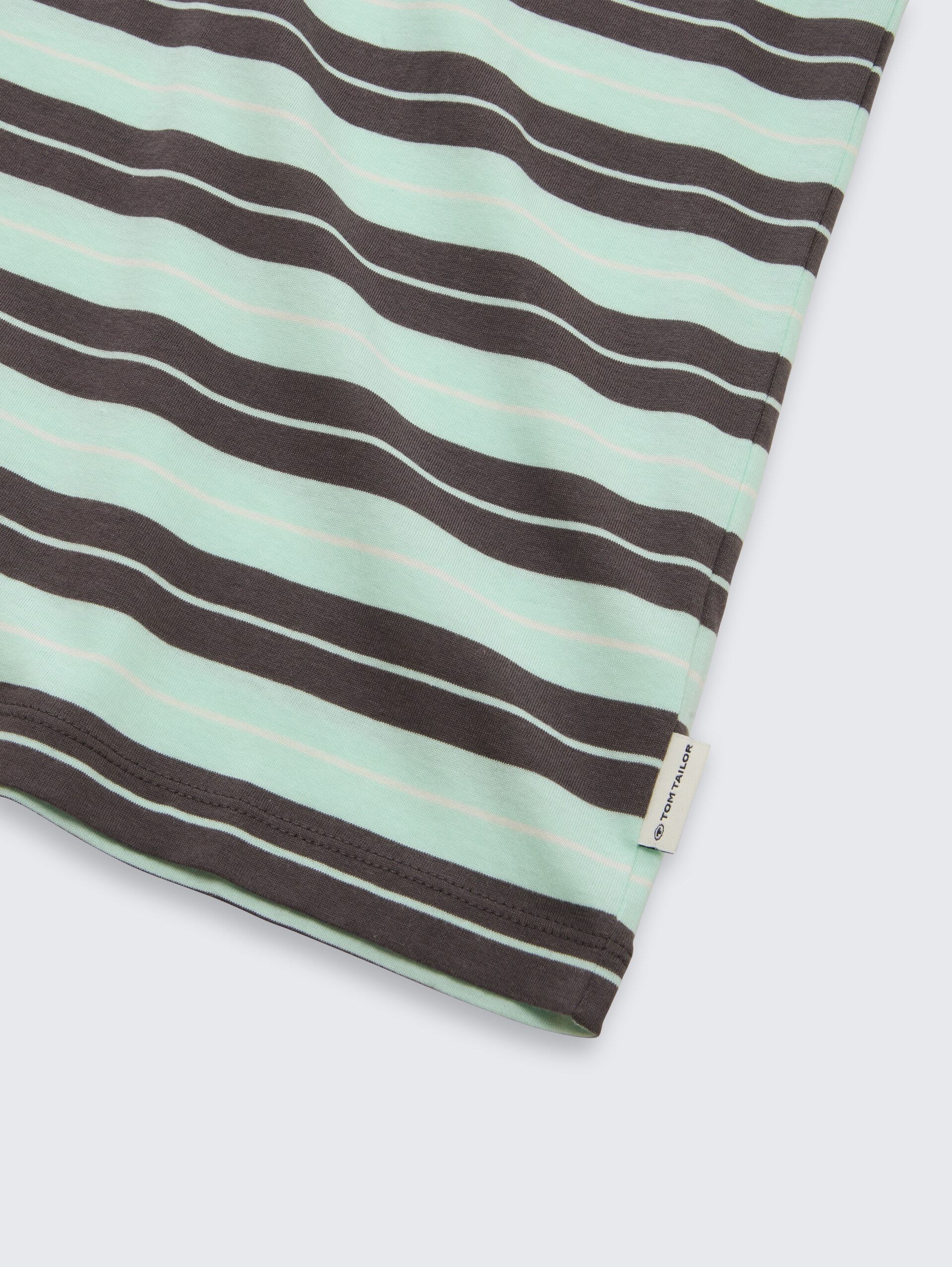 T-shirt met streepjesmotief van katoen - light blue grey stripe - Detailaanzicht model