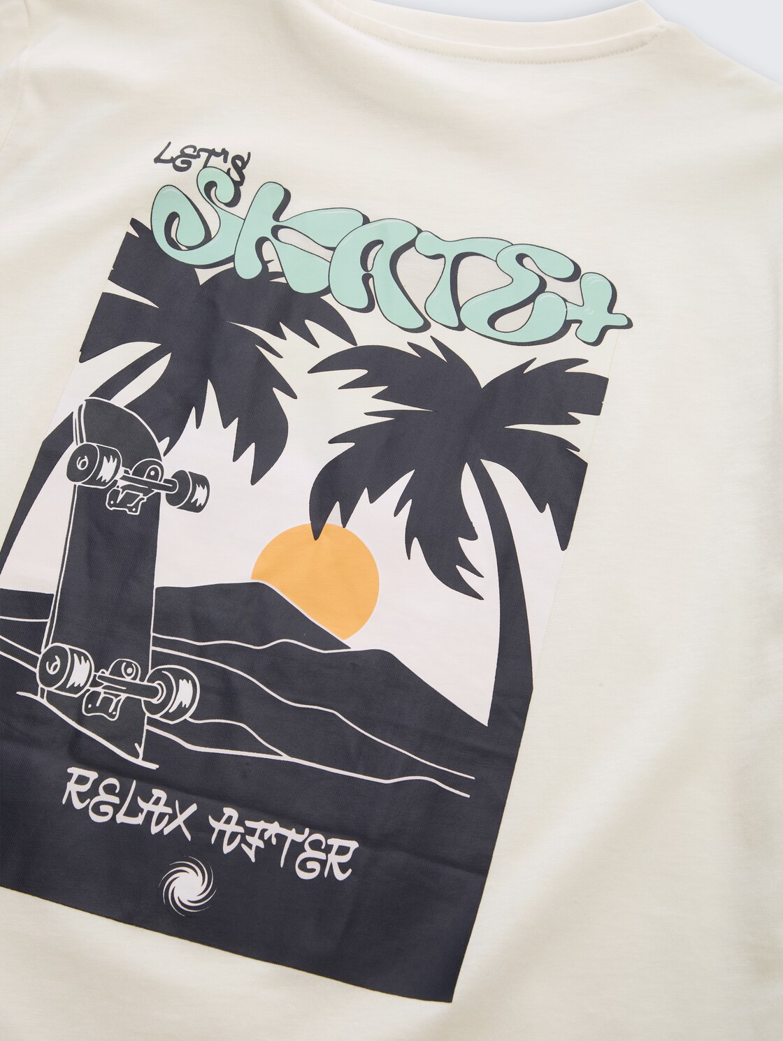 Glow-in-the-Dark T-Shirt mit Rückenprint - Wool White - Detail-Model-Ansicht