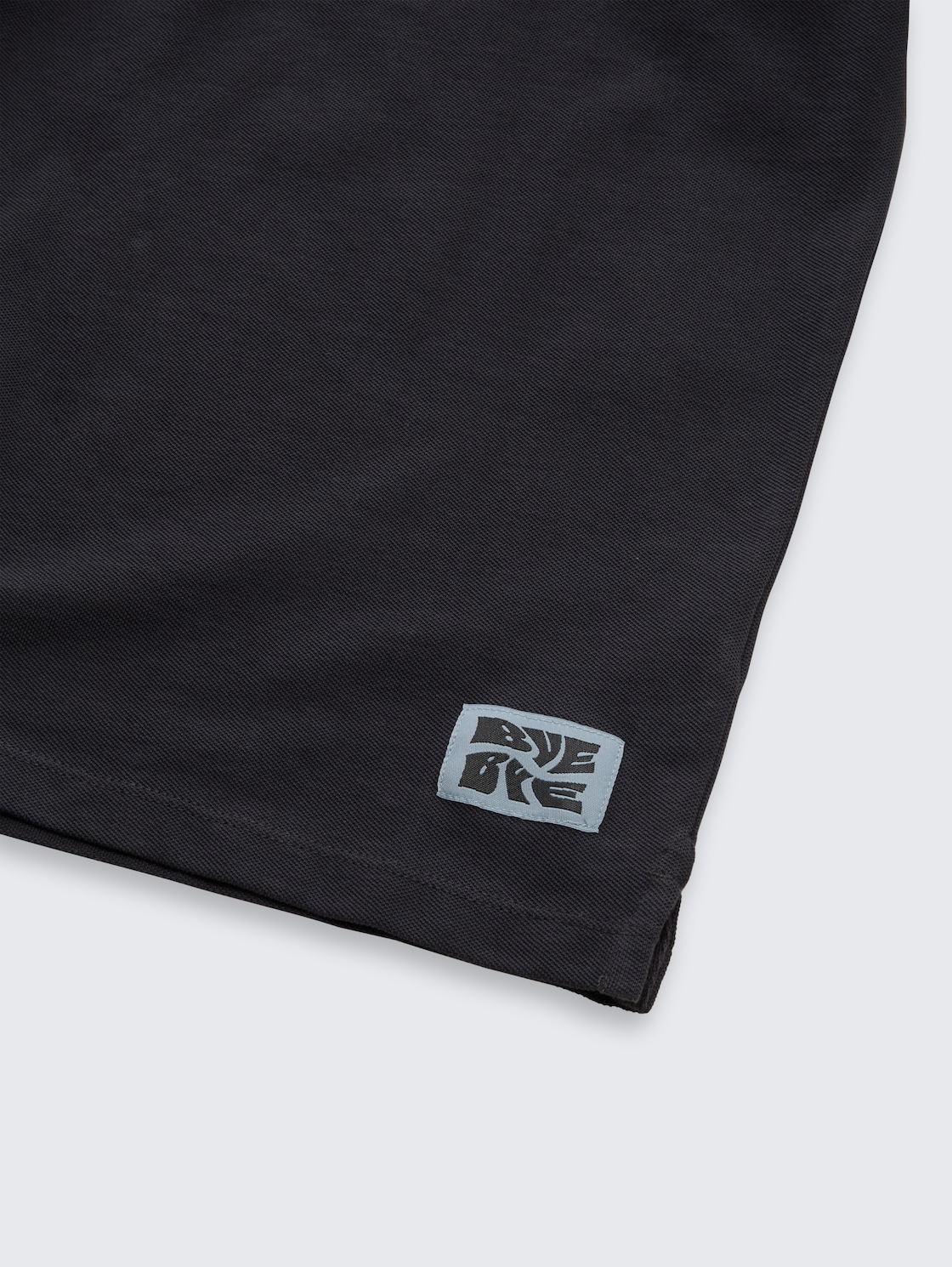 Piqué Poloshirt mit Logo-Badge - coal grey