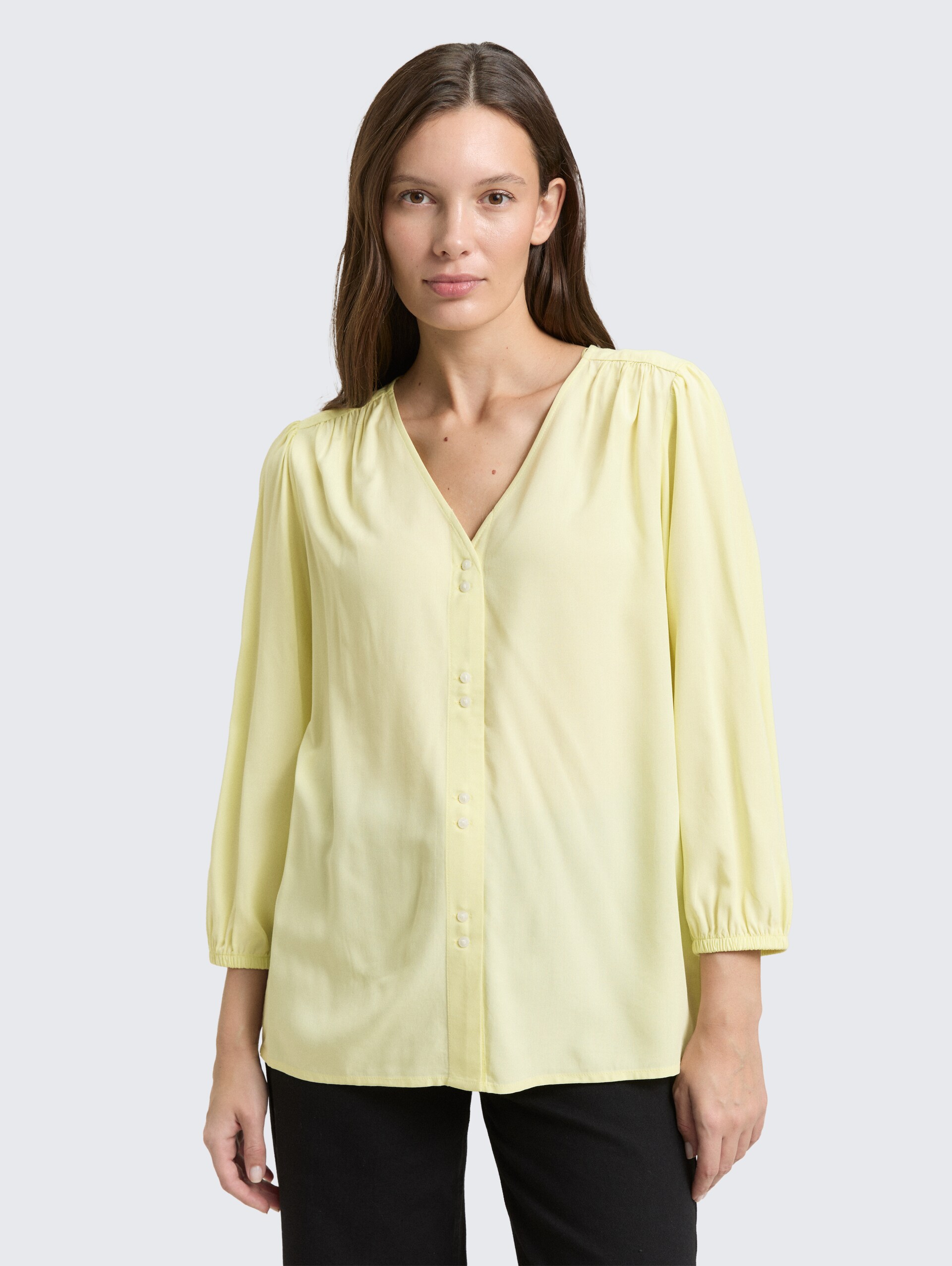 Bluse aus Viskose - soft lemon - Ausschnitt Model-Vorderansicht