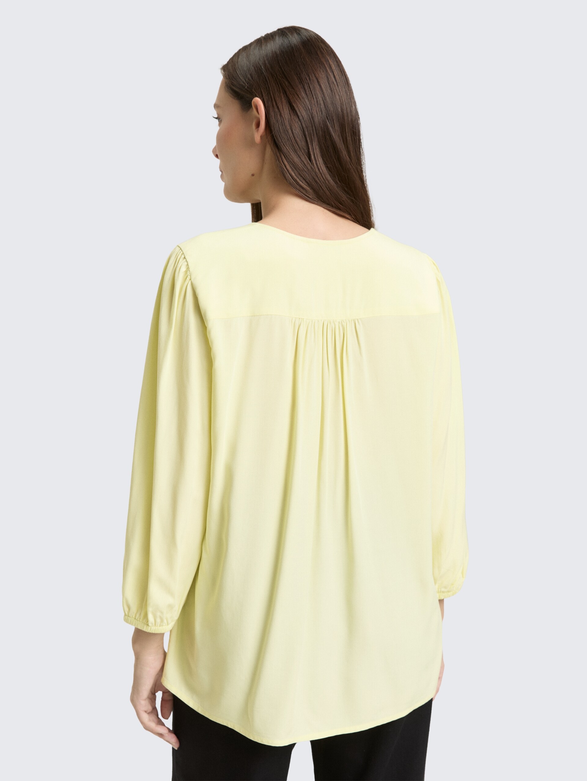 Bluse aus Viskose - soft lemon - Auschnitt Model-Rückansicht